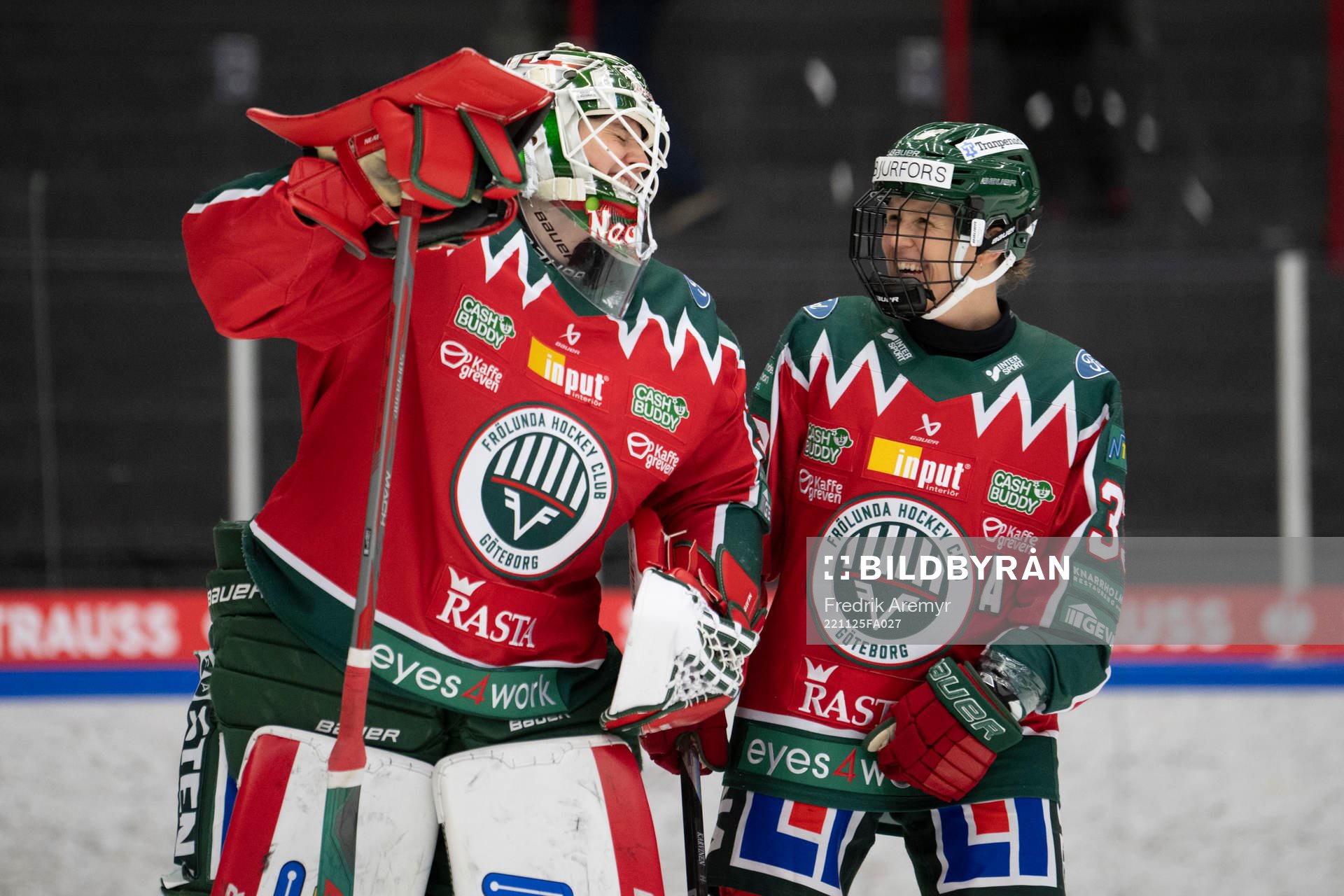 Frölundas målvakt Stephanie Neatby och Michelle Karvinen
