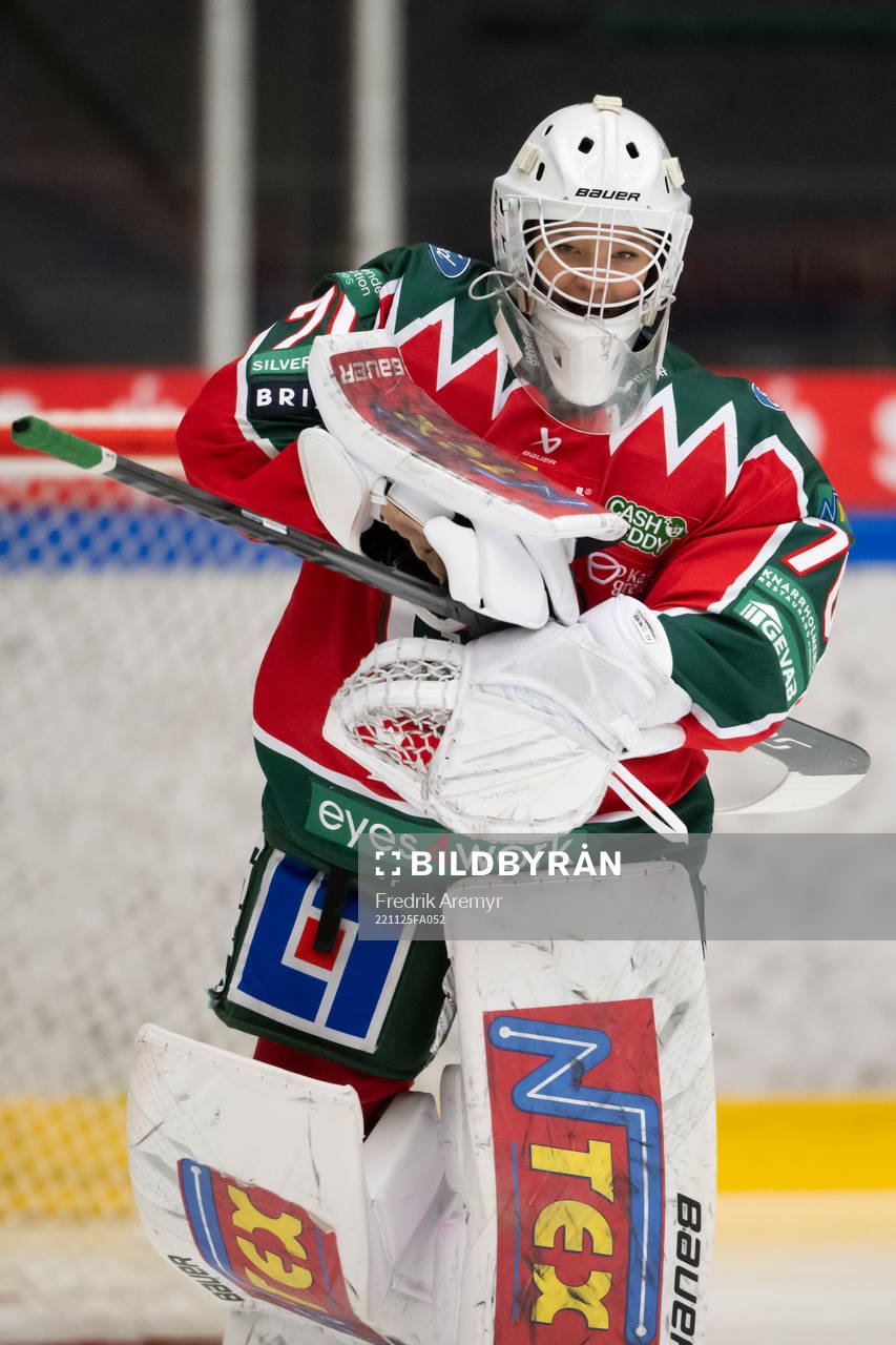 Frölundas målvakt Ellen Jeansson innan  ishockeymatchen i