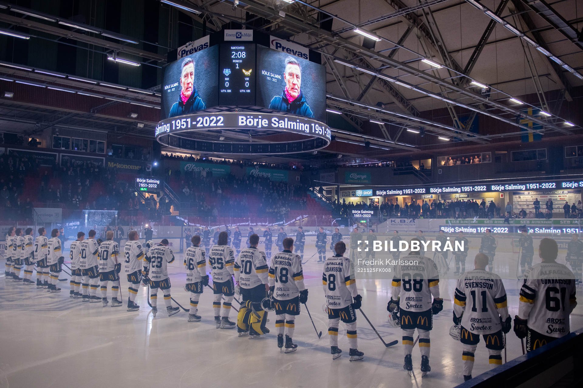 Lagen ställer upp för en tyst minut till minne av Börje