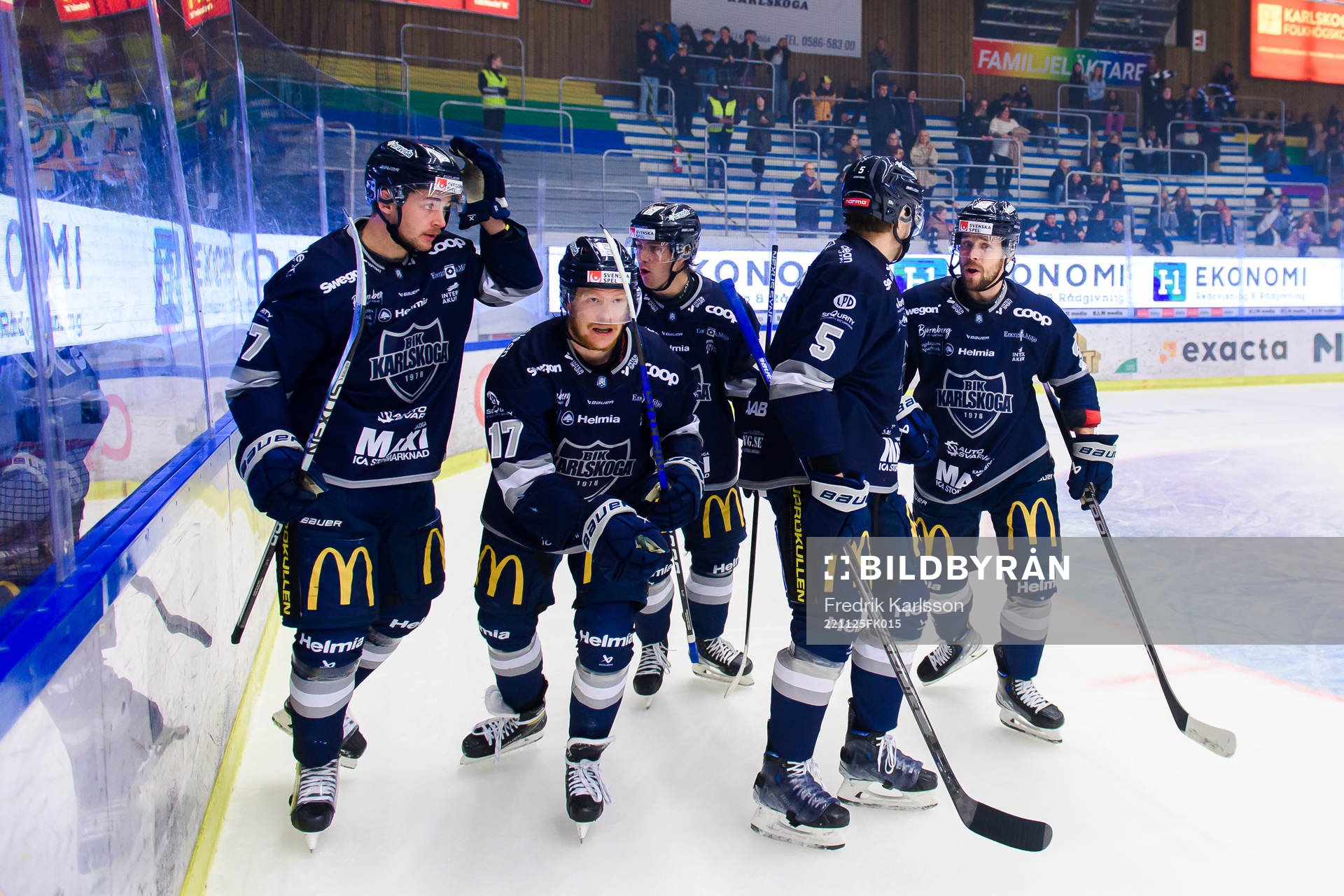 Karlskogas David Lindquist jublar med lagkamrater