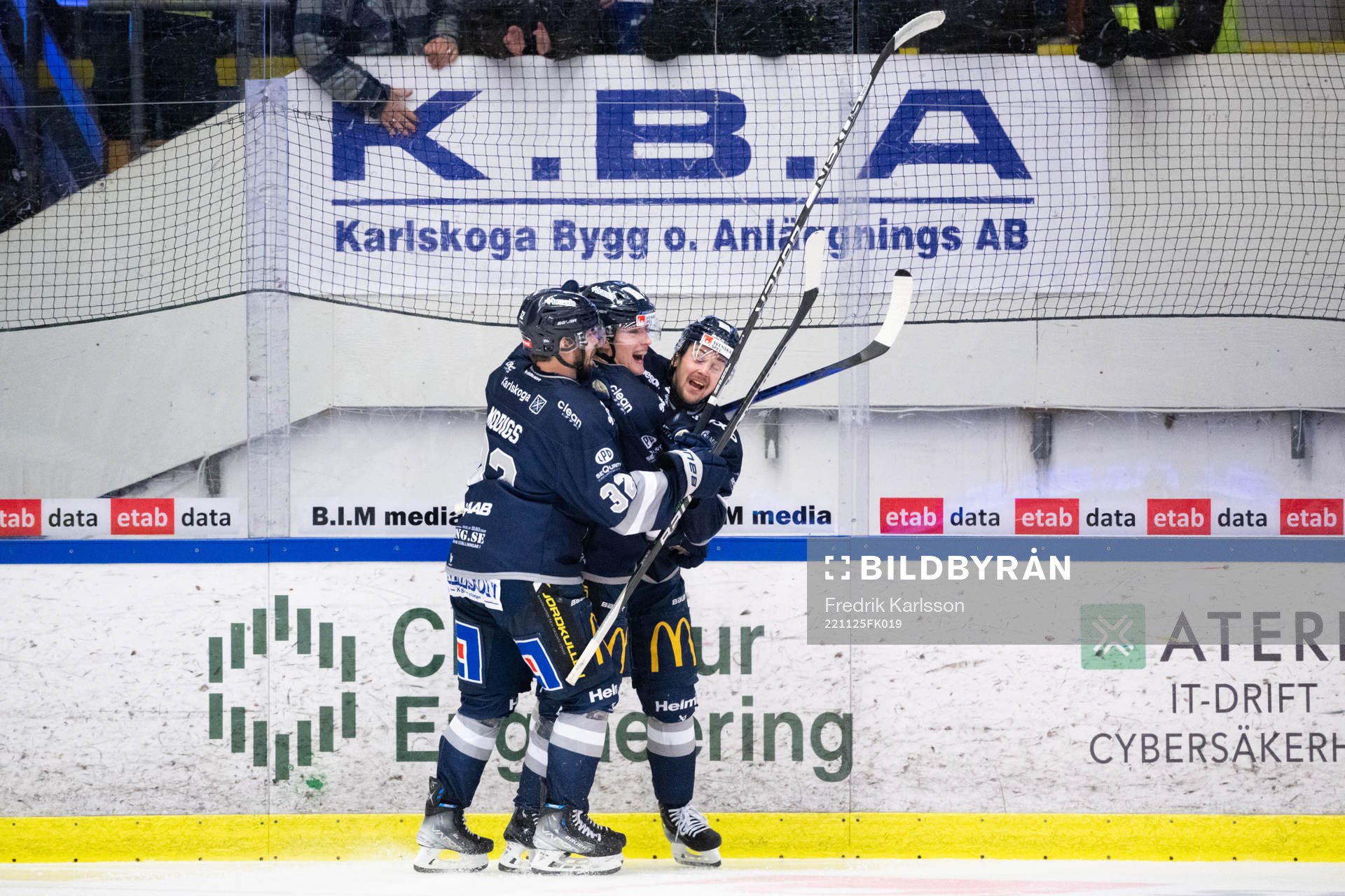 Karlskogas Philip Eriksen jublar med lagkamrater