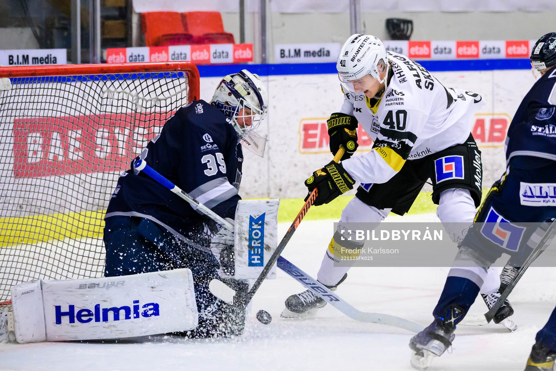 Karlskogas målvakt Lars Volden och Västerås Isak Skedung