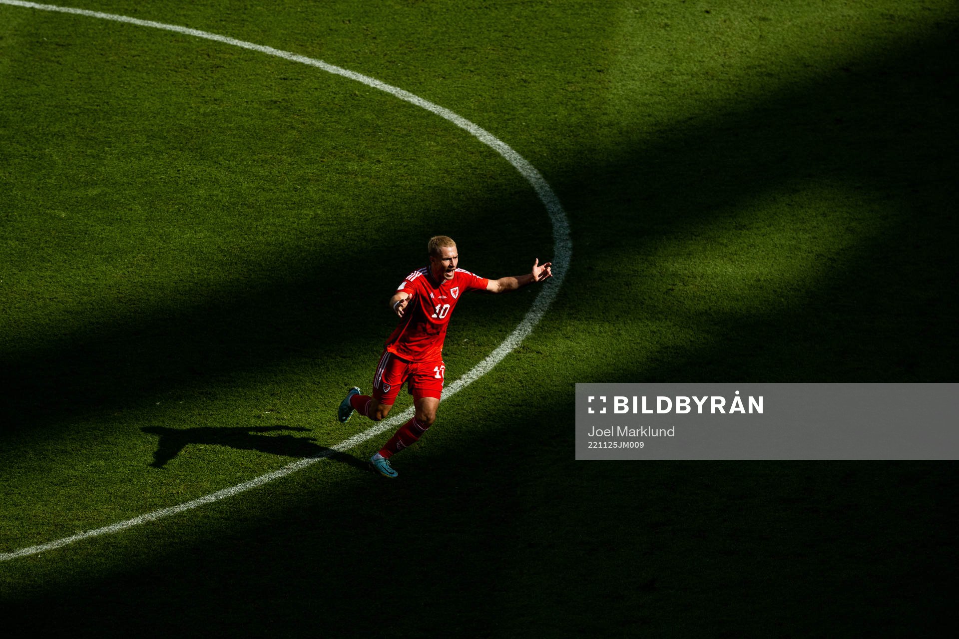 Aaron Ramsey of Wales reacts