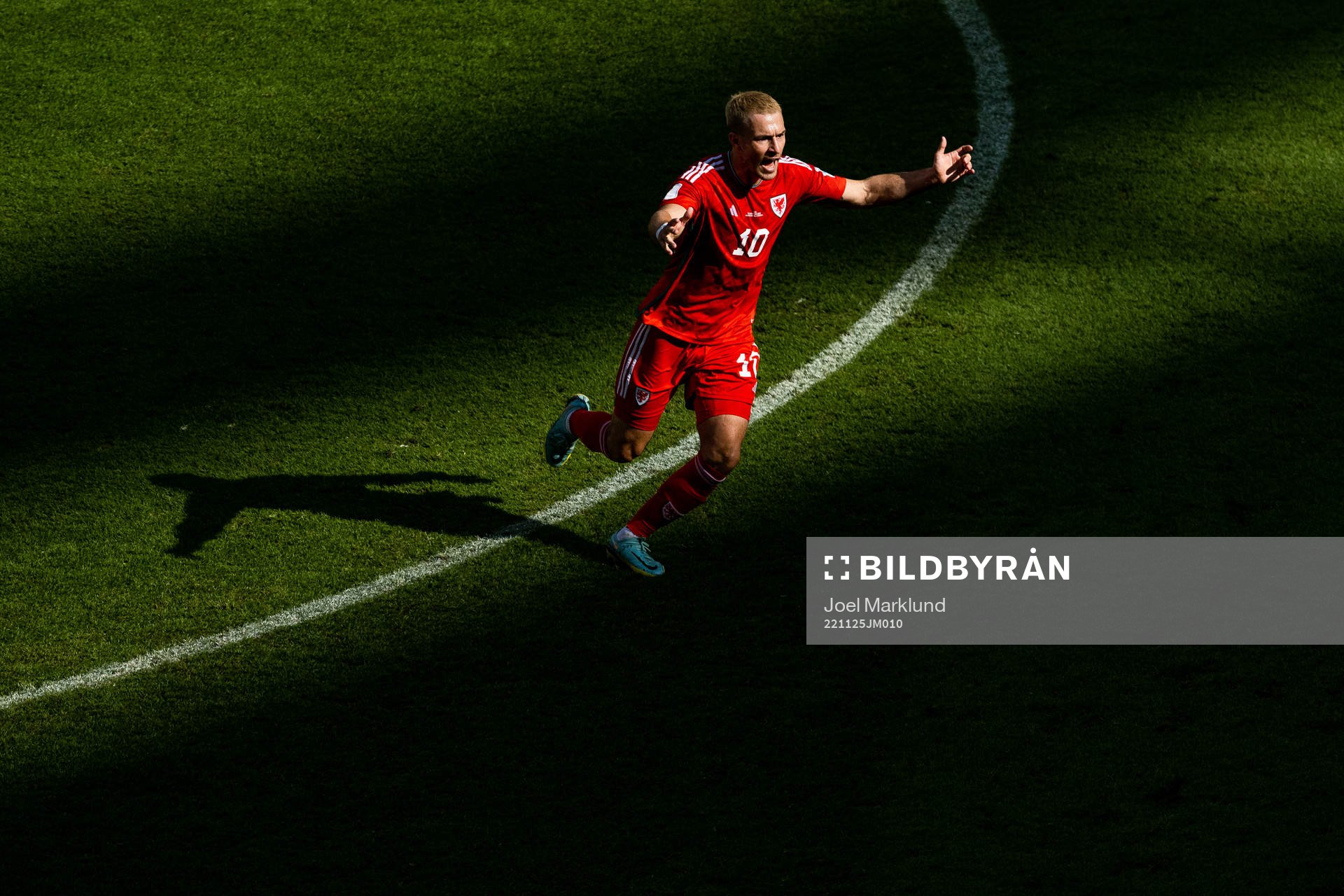 Aaron Ramsey of Wales reacts