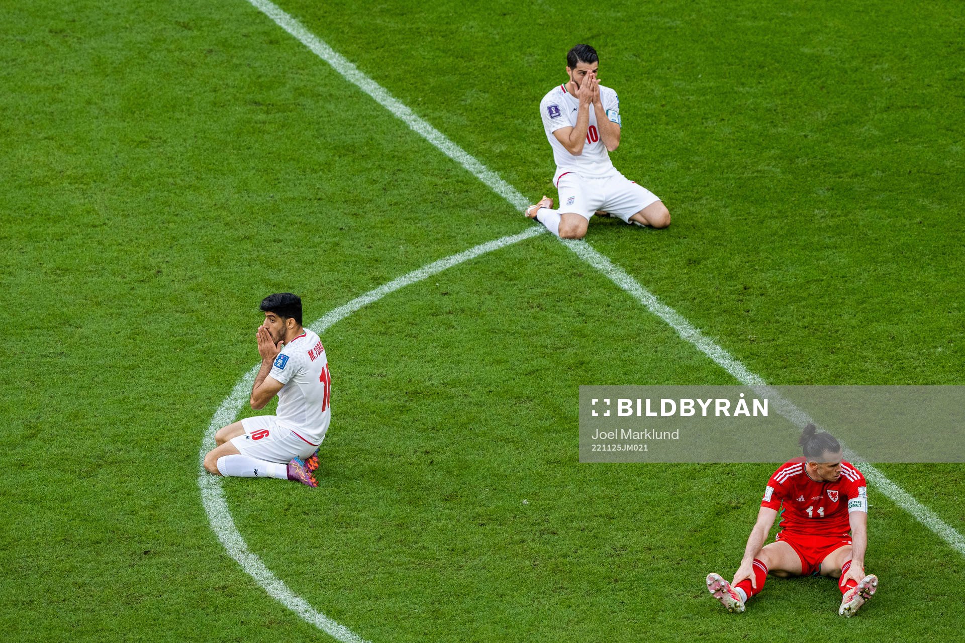 Mehdi Torabi and Karim Ansarifard of Iran next to Gareth
