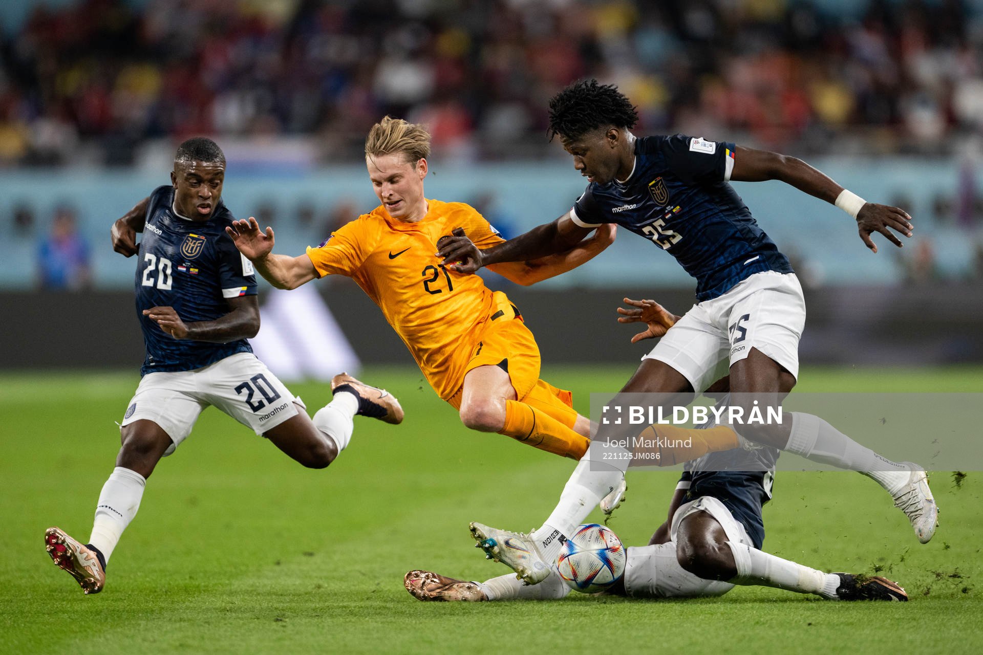 Frenkie de Jong of Netherlands against Jhegson Mendez,