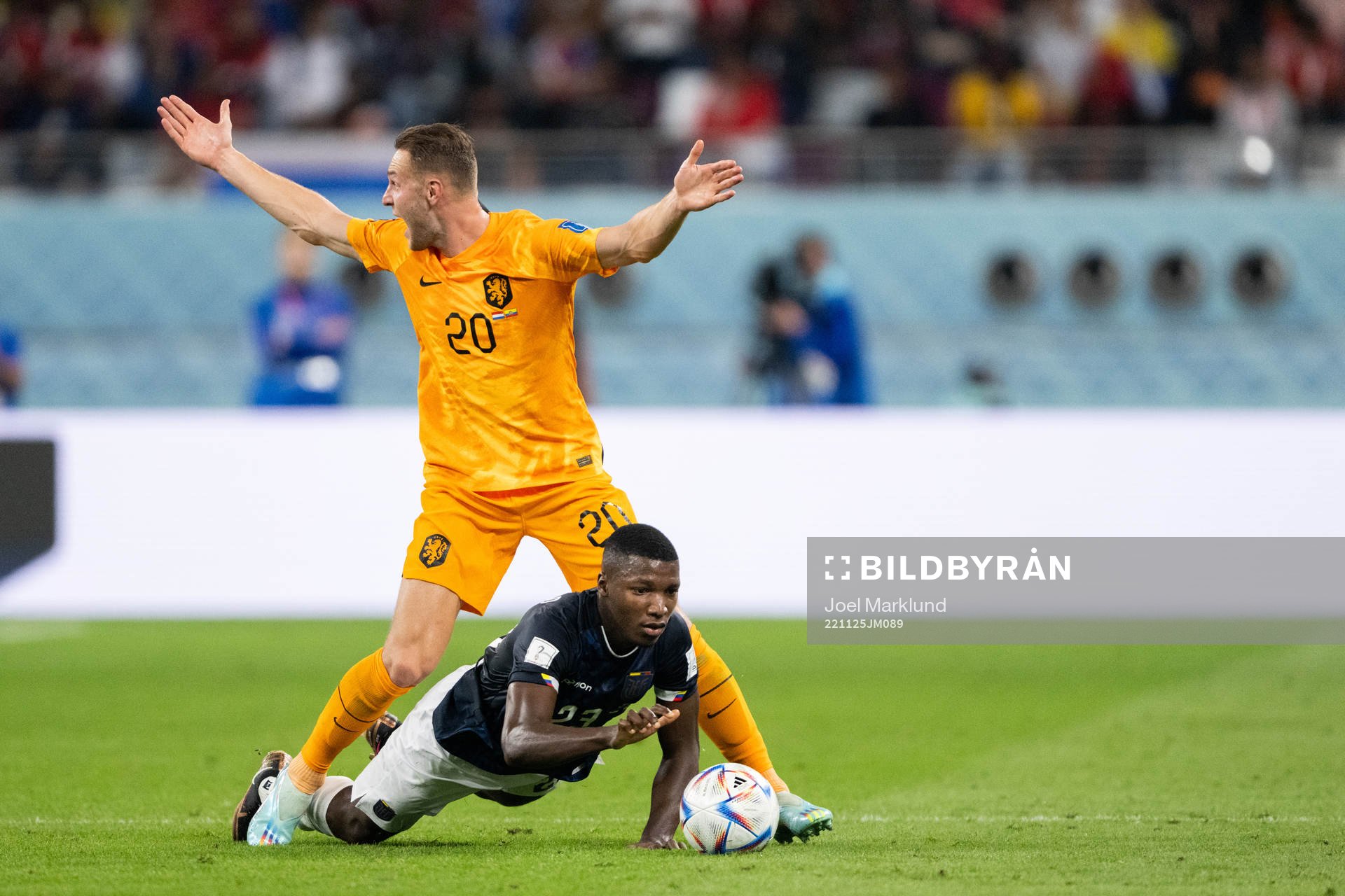 Moises Caicedo of Ecuador and Teun Koopmeiners of Netherlands during the FIFA World Cup 2022 football match between Netherlands and Ecuador on November 25, 2022 in Doha.