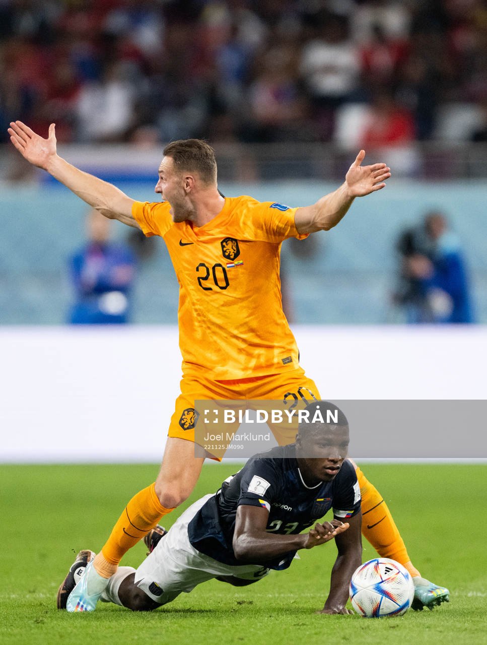 Moises Caicedo of Ecuador and Teun Koopmeiners of