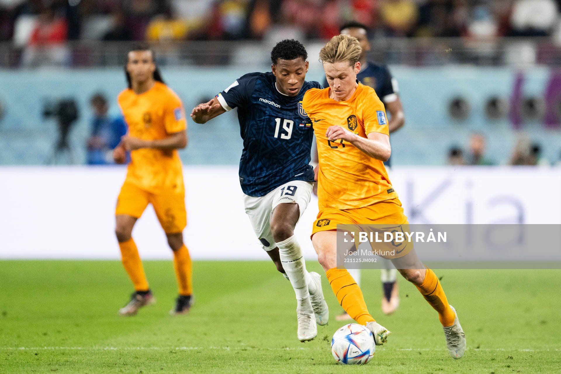 Gonzalo Plata of Ecuador and Frenkie de Jong of Netherlands