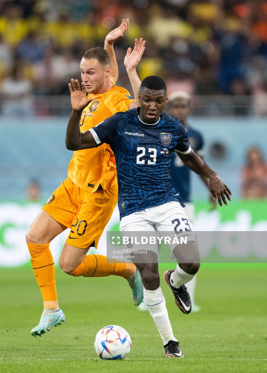 Teun Koopmeiners of Netherlands and Moises Caicedo of
