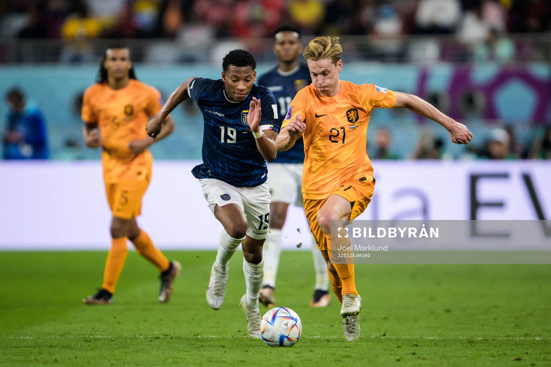 Gonzalo Plata of Ecuador and Frenkie de Jong of Netherlands