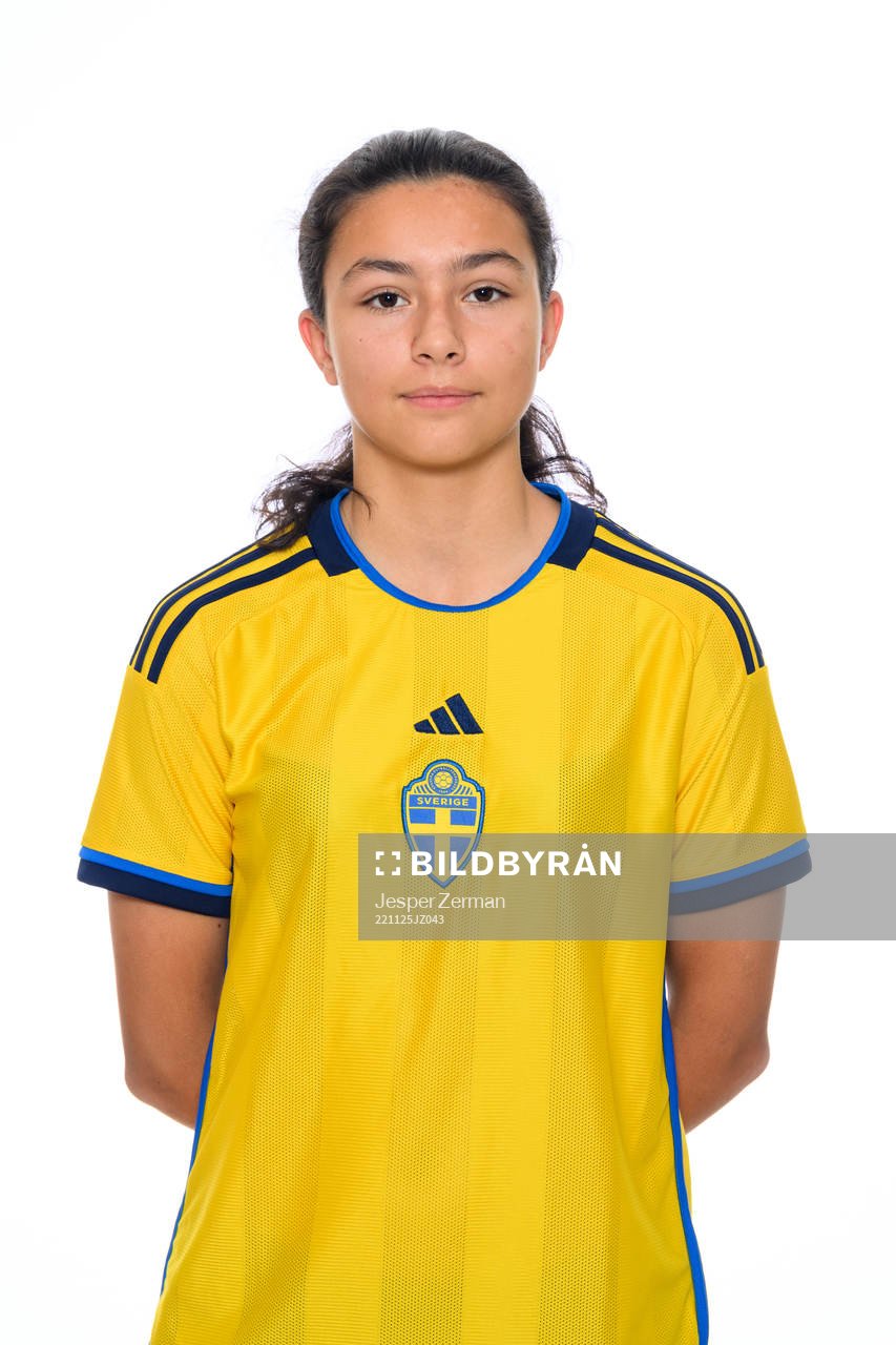 Annika Svensson poserar för ett porträtt under en fotografering med det svenska F16-landslaget i fotboll den 25 november 2022 i Stockholm. 