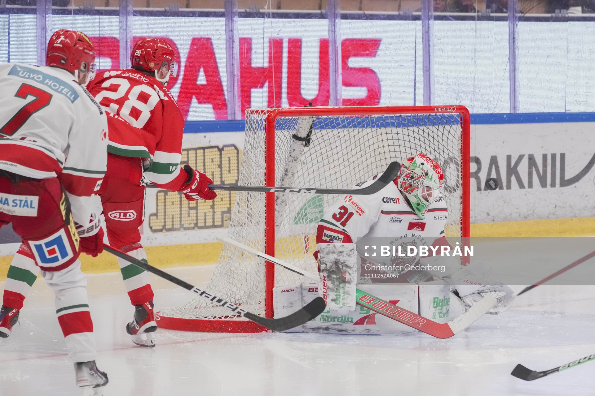 Modos målvakt Marcus Nygren med en räddning