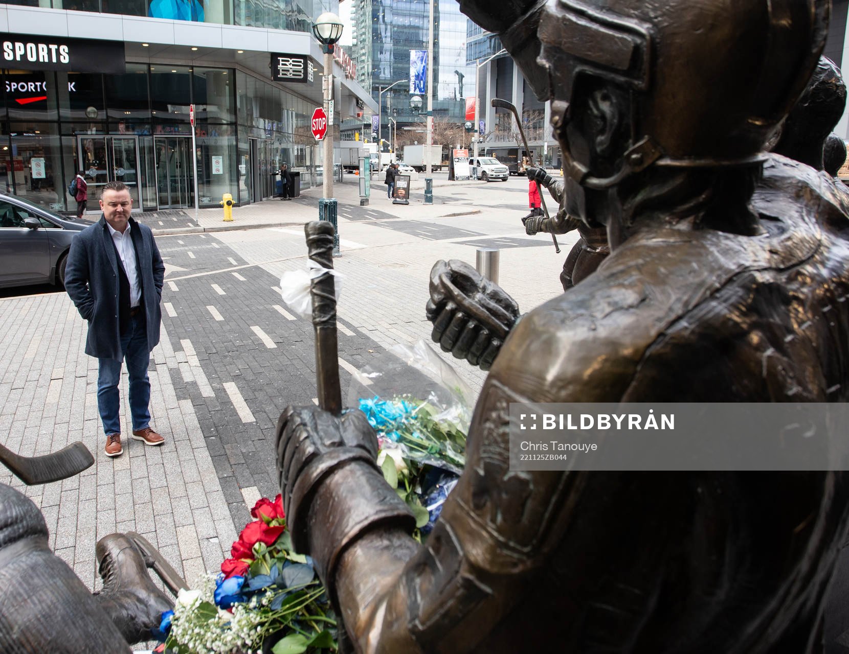 A passerby takes a moment at a statue of the late Börje