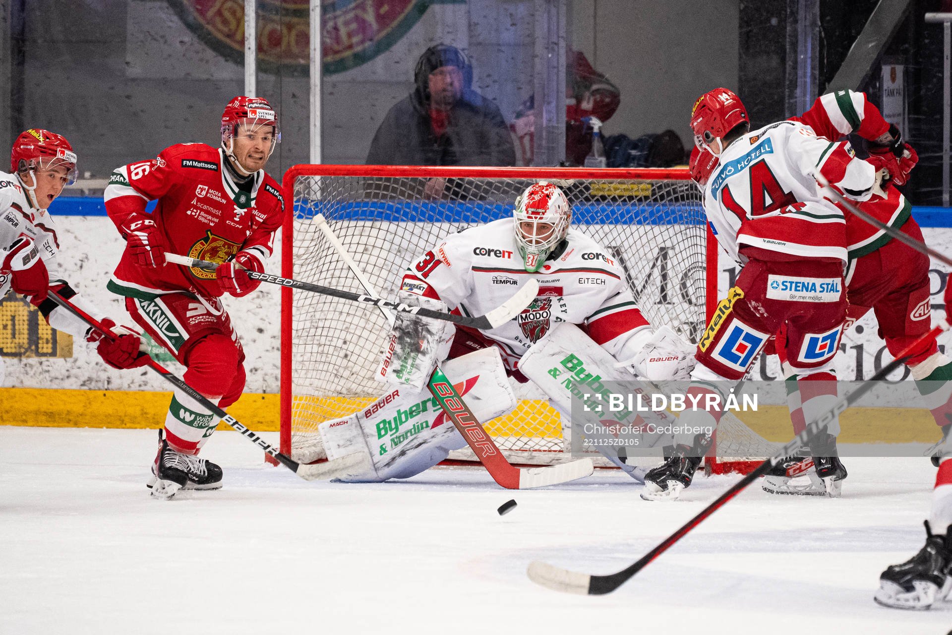 Moras Kevin Hancock och Modos målvakt Marcus Nygren