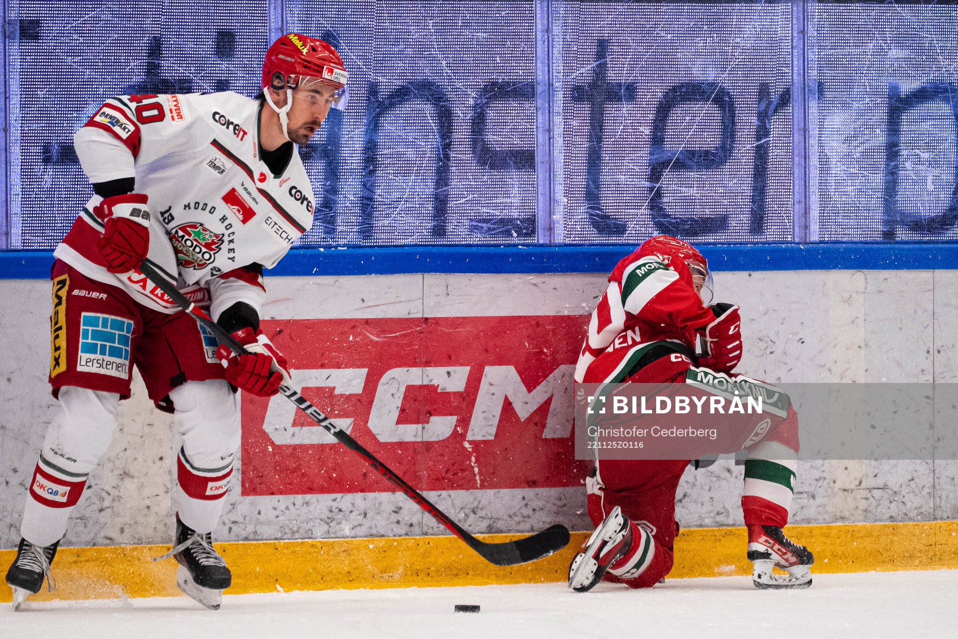 Modos David Bernhardt och Moras Anton Heikkinen som har ont