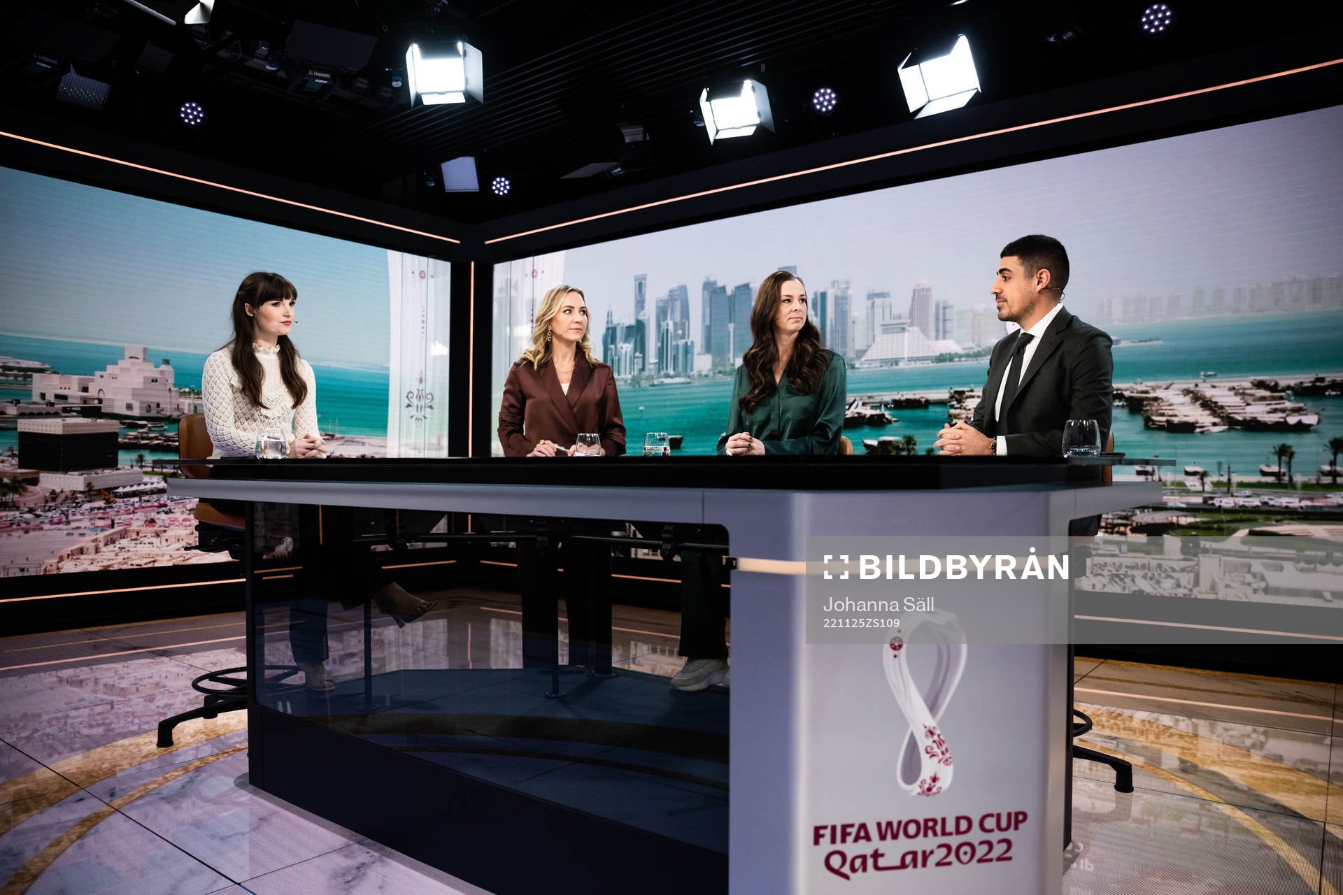 Vicki Blommé, Frida Nordstrand, Lotta Schelin och Siavoush Fallahi under VM-sändningen hos TV4 denden 25 november 2022 i Stockholm. 