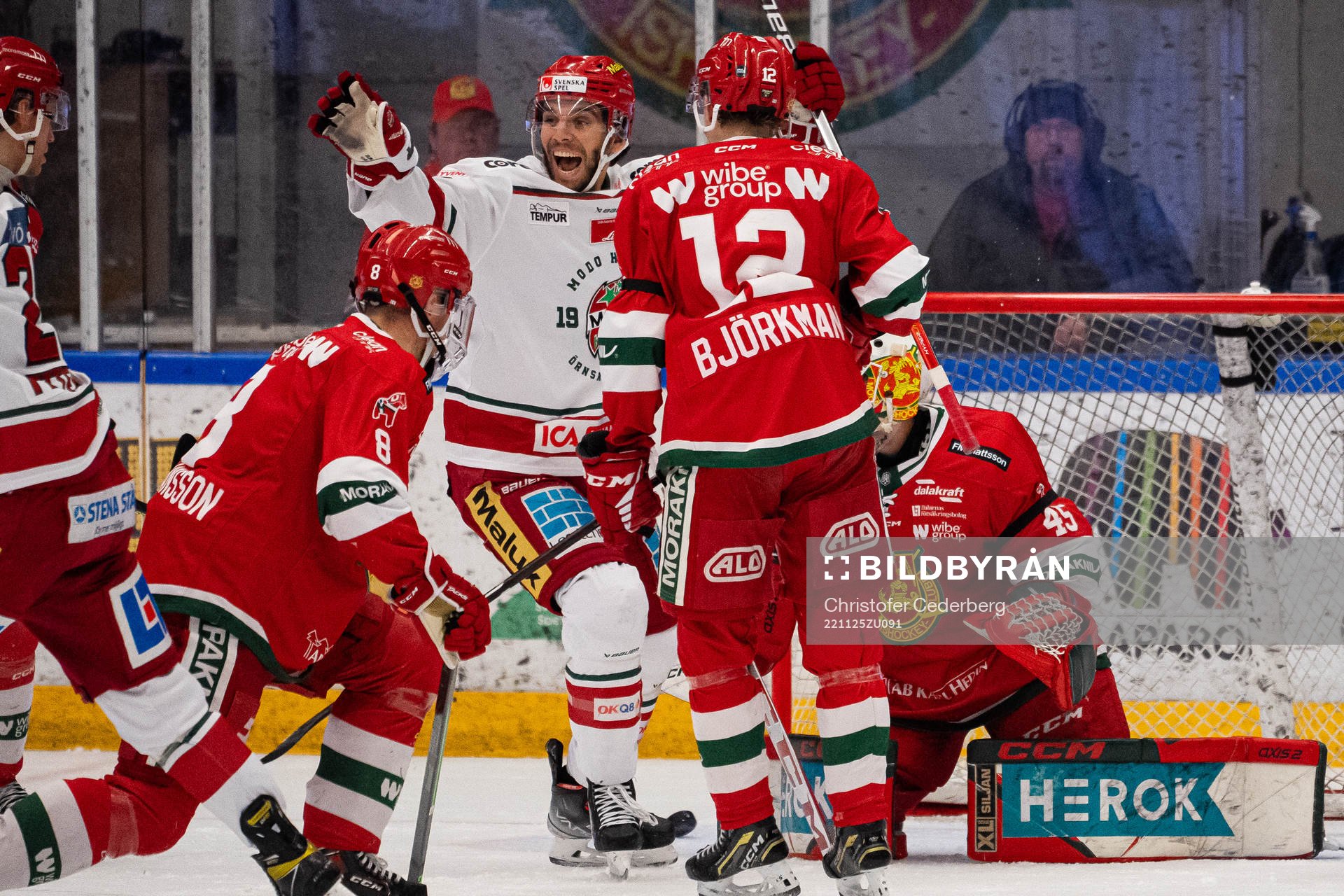 Modos Josh Dickinson jublar