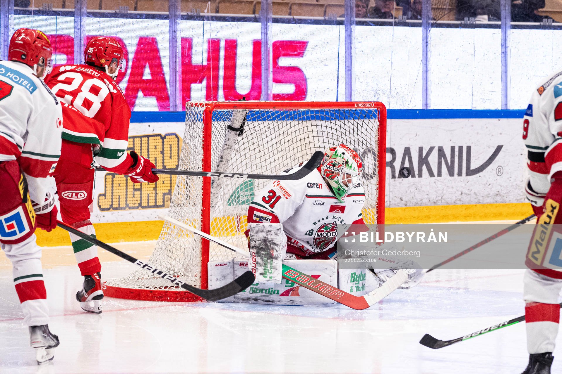 Modos målvakt Marcus Nygren räddar skott på mål
