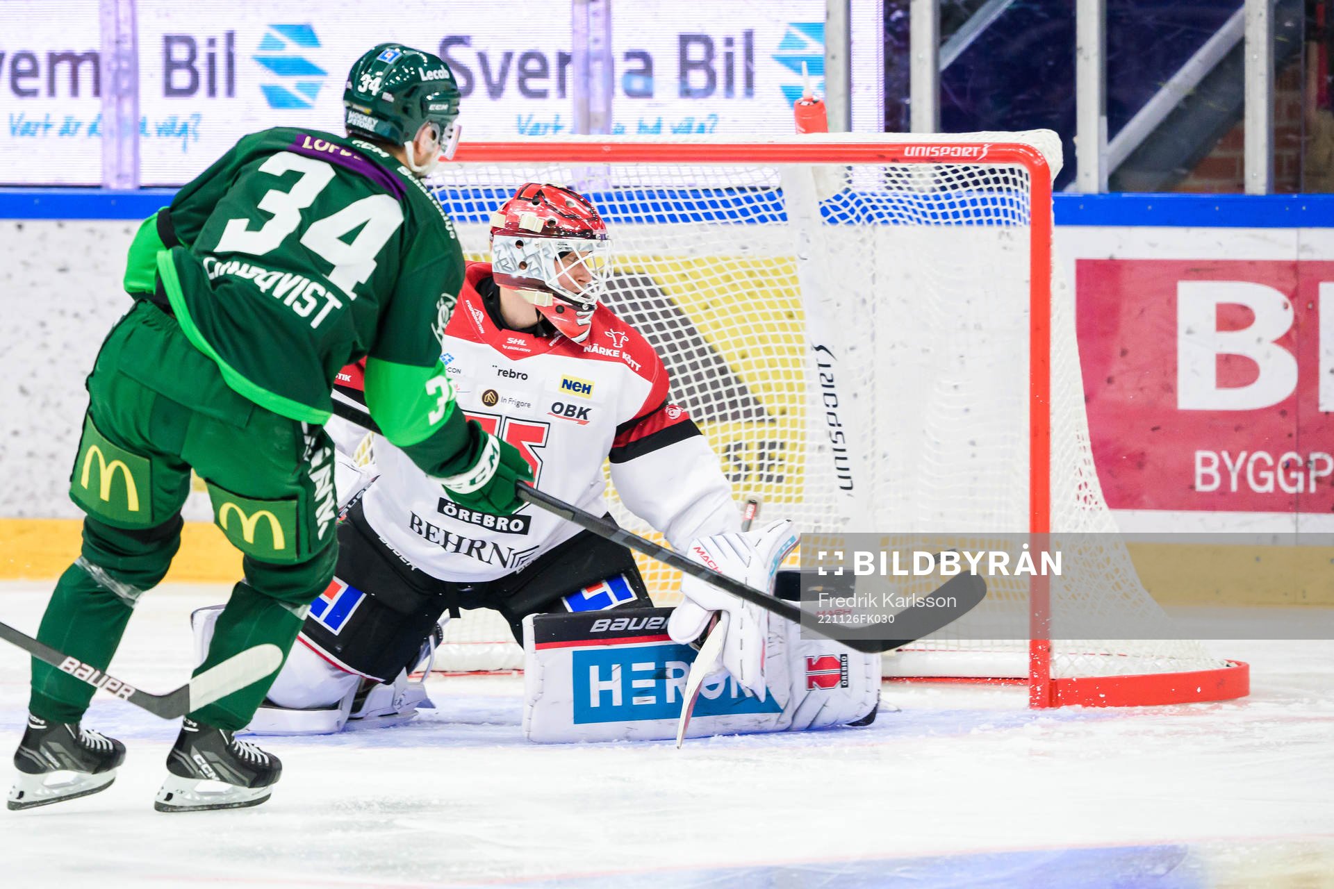 Färjestads Michael Lindqvist skjuter 1-0 bakom Örebros