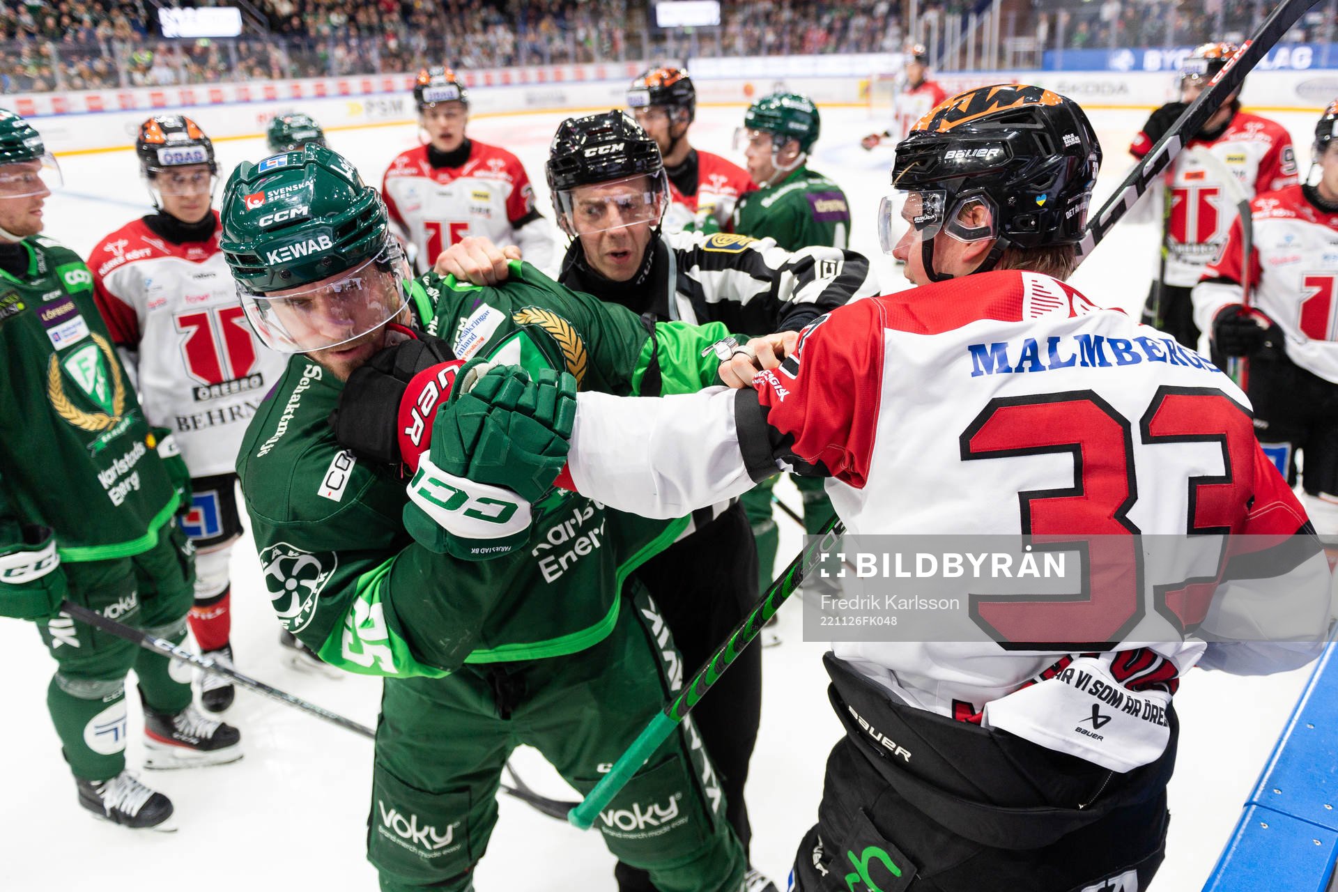 Bråk mellan Färjestads August Tornberg och Örebros