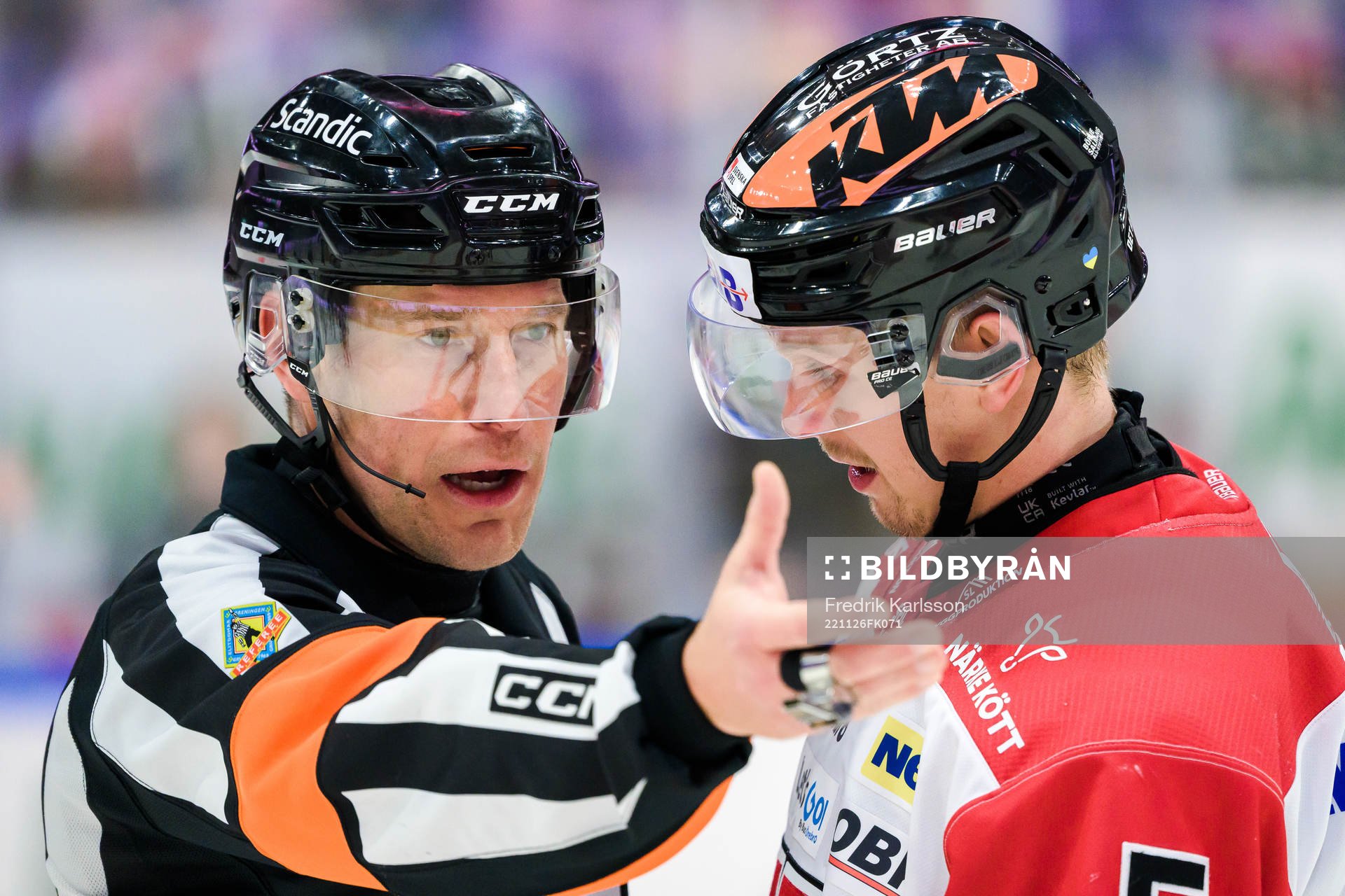 Domare Tobias Björk i samtal med Örebros Gustav Backström