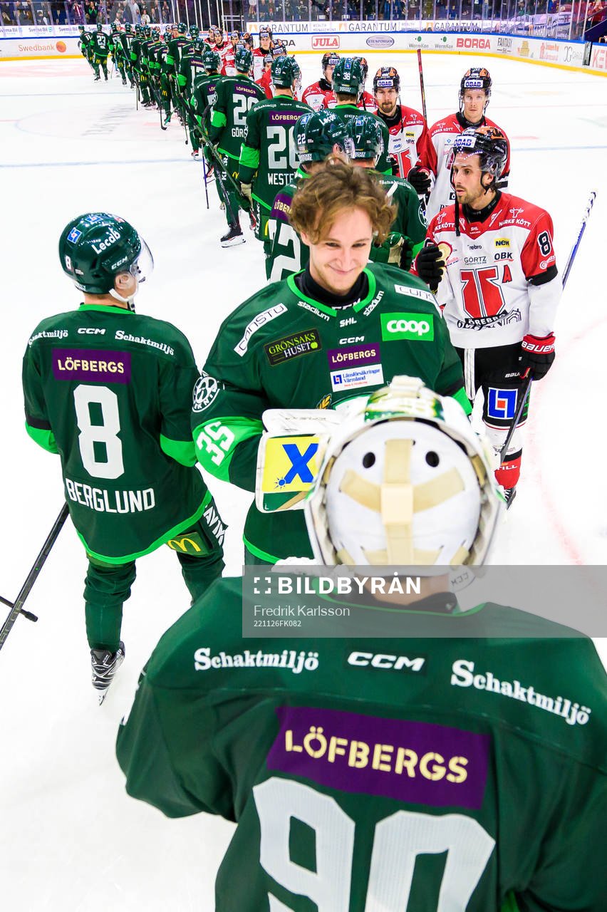 Färjestads målvakt Dennis Hildeby jublar med målvakt