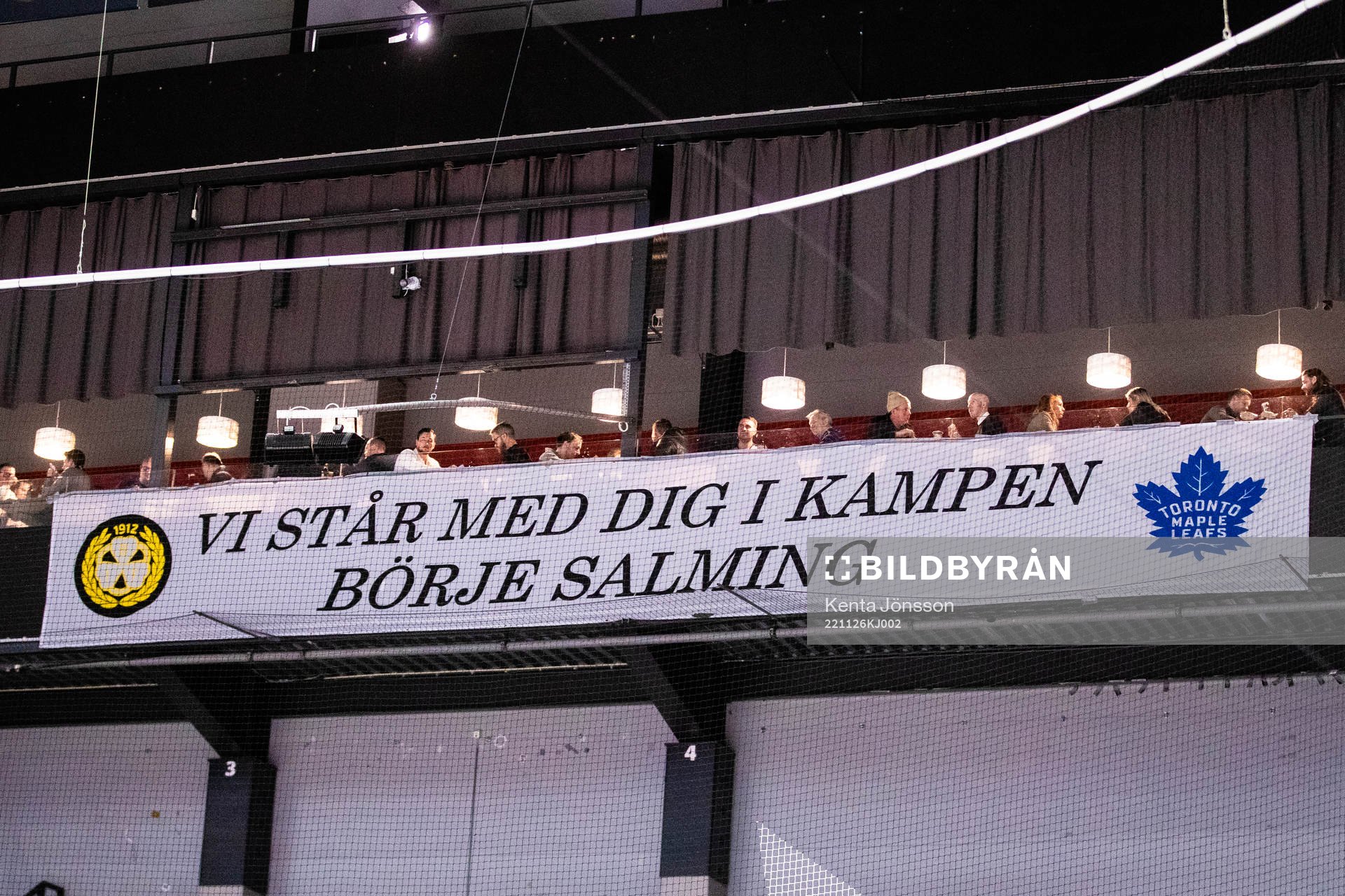 En banderoll med budskap till Börje Salming
