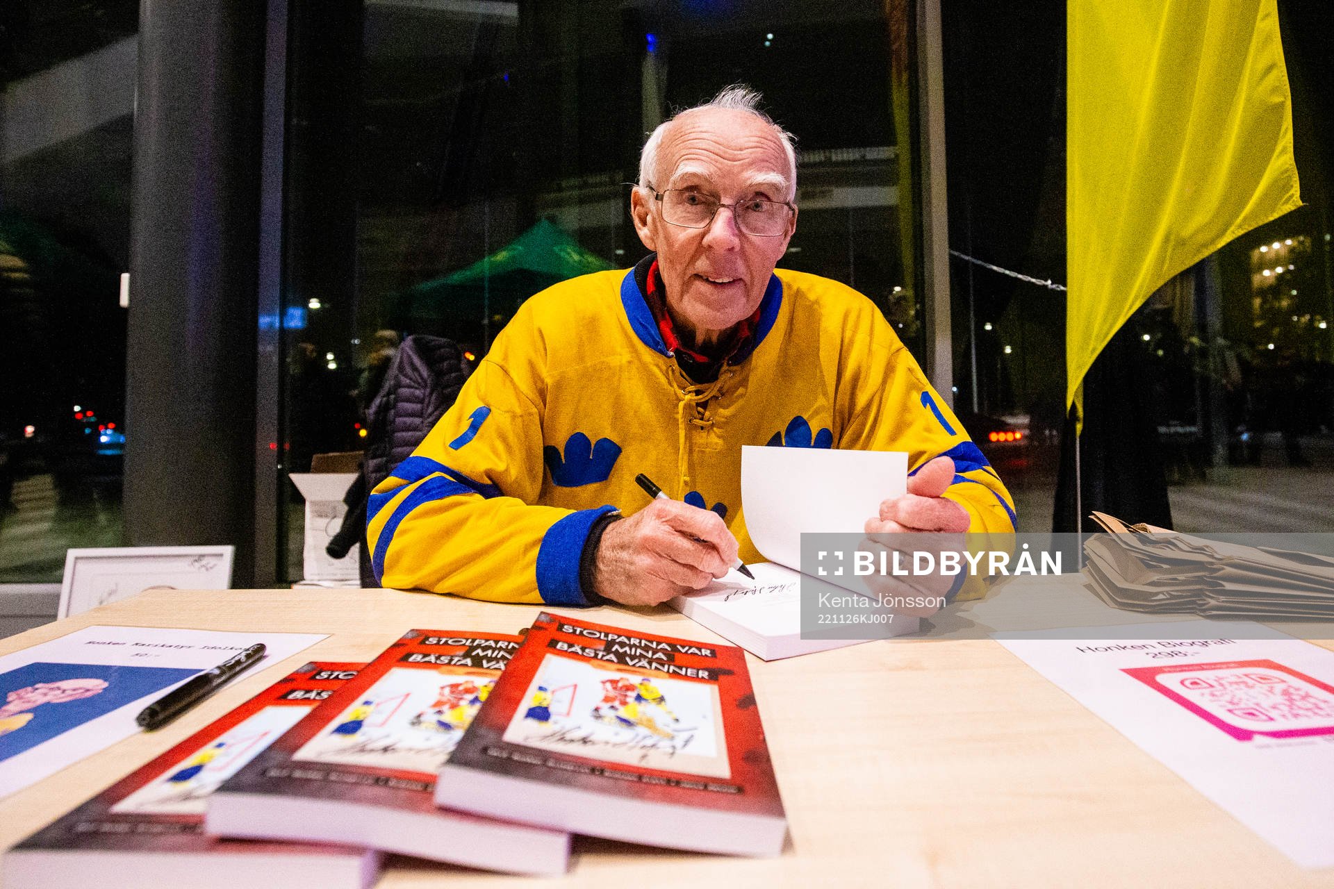 Fd ishockeymålvakten Leif ”Honken” Holmqvist signerar