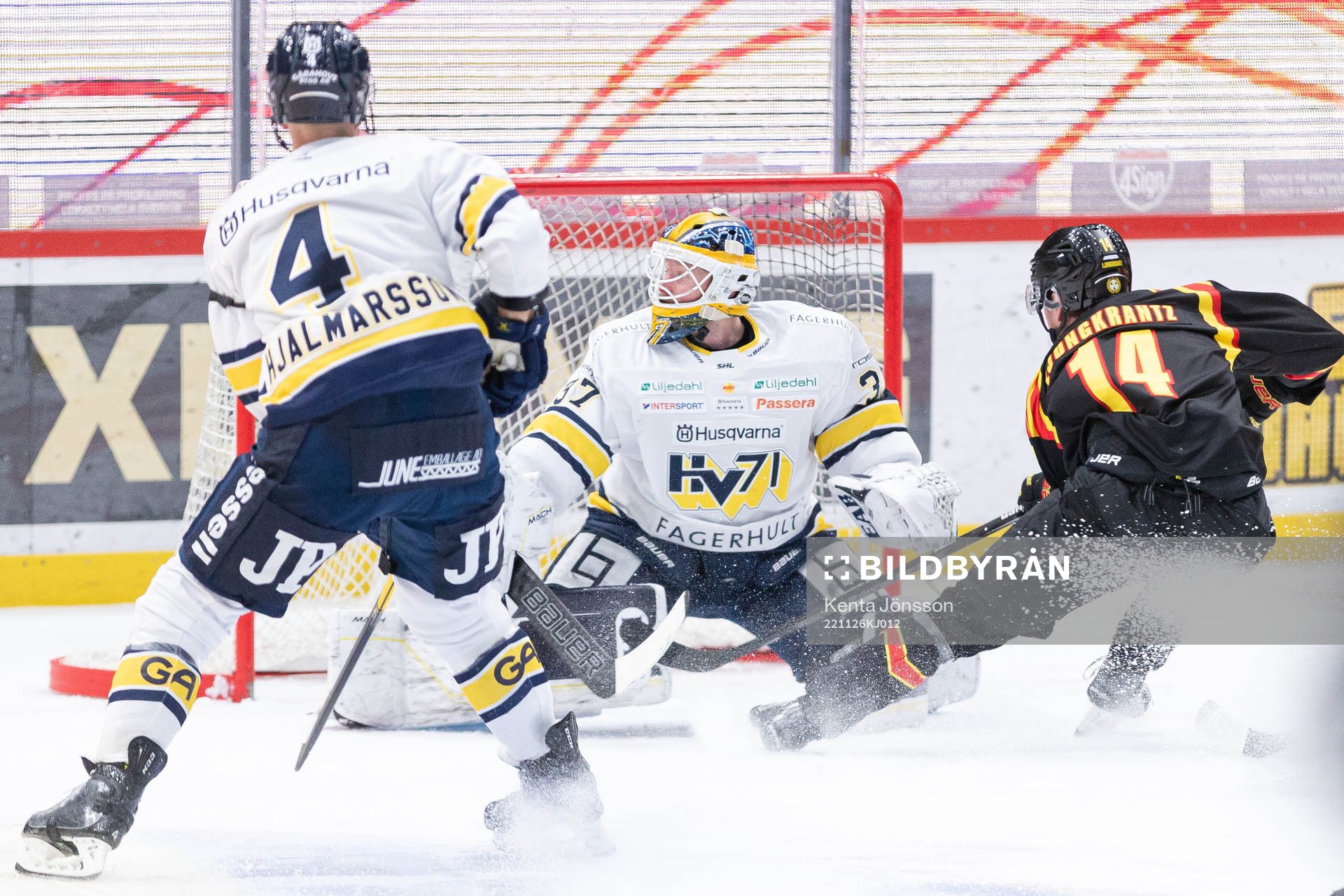 HV71s målvakt Jonas Gunnarsson och Brynäs Alexander