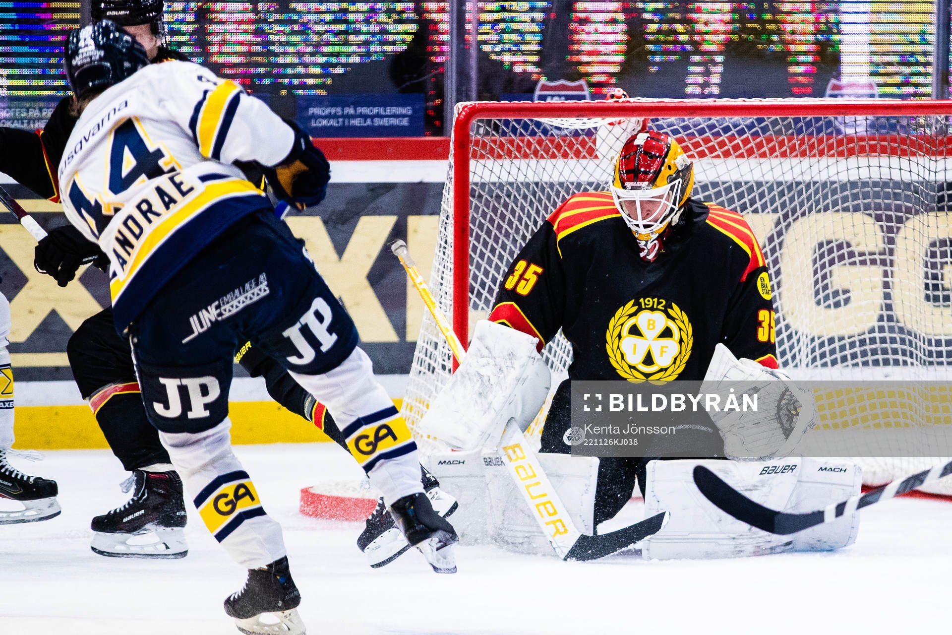 Brynäs målvakt Tomi Karhunen med en räddning