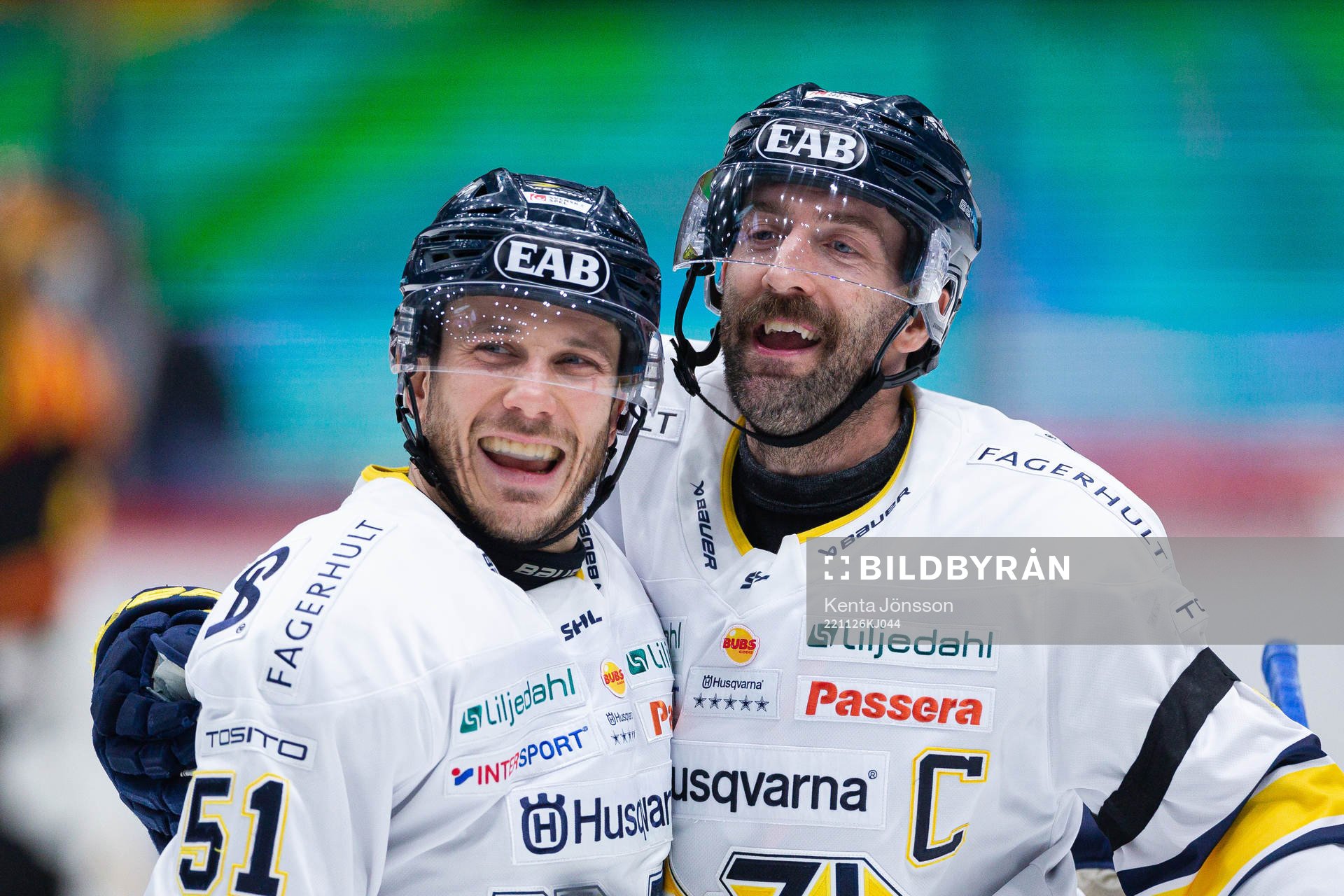 HV71s Taylor Matson och Andy Miele jublar