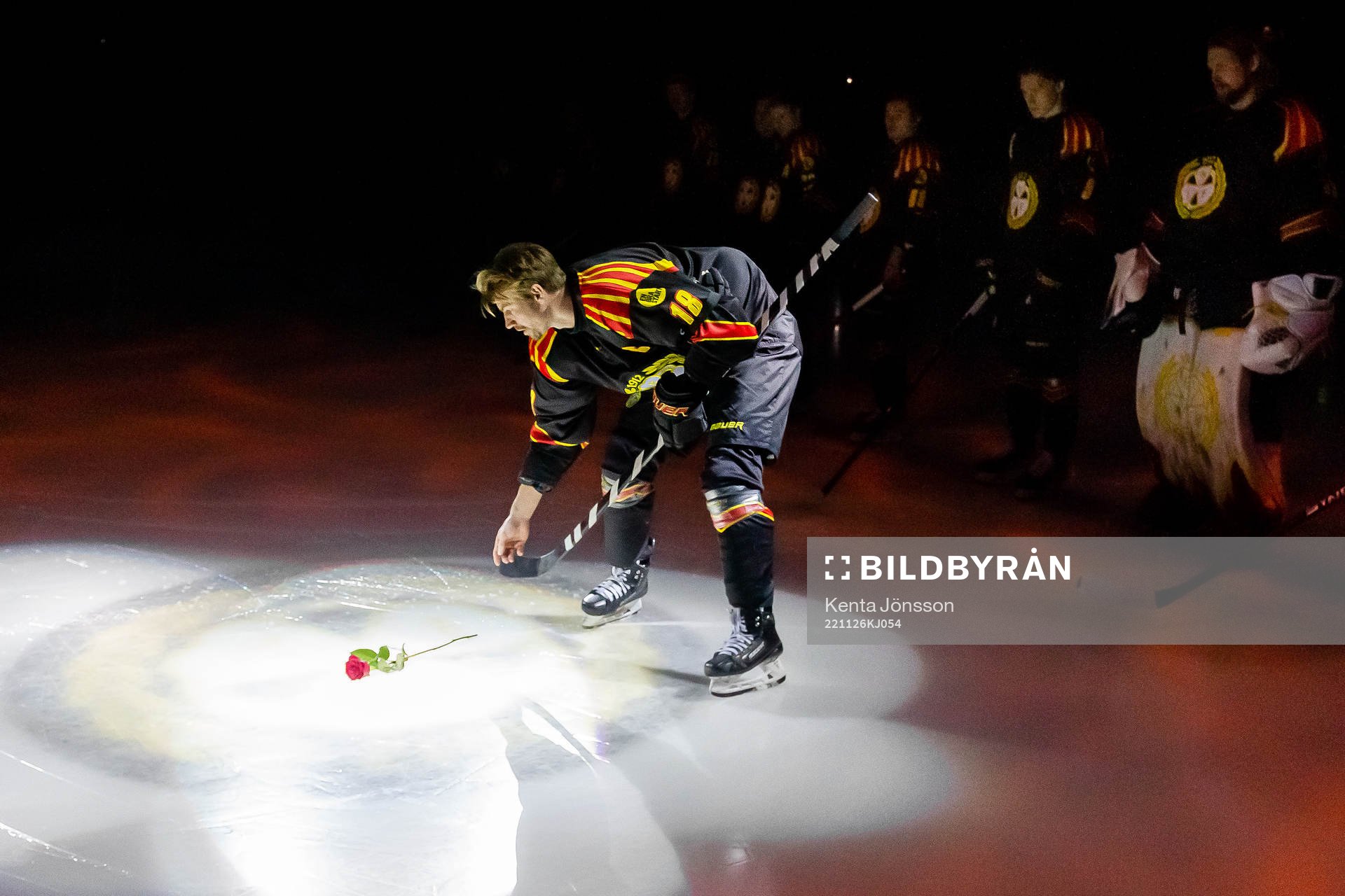 Brynäs Anton Rödin lägger en ros på isen