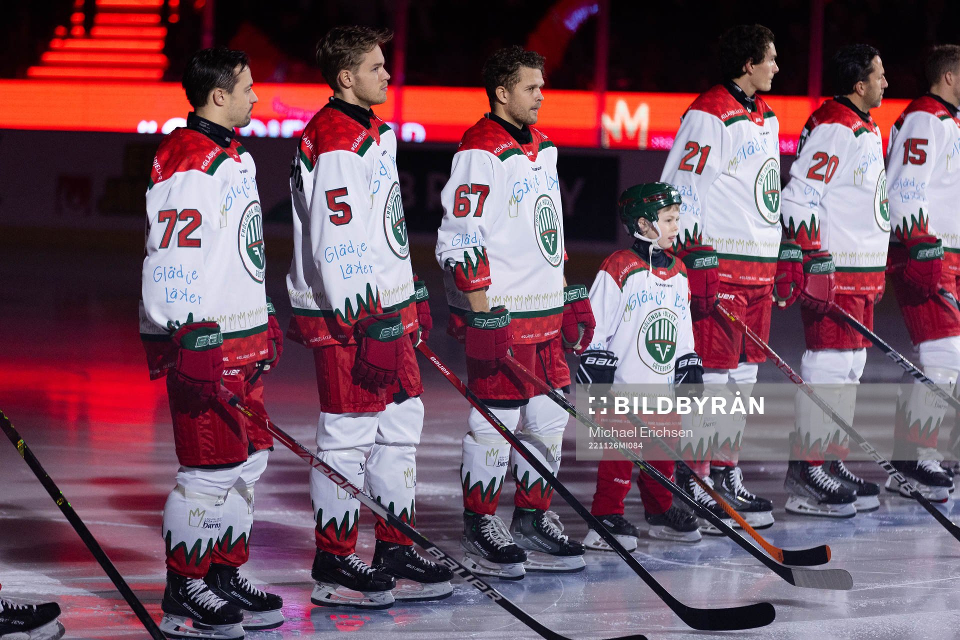 Frölundas spelare på line up innan ishockeymatchen i SHL