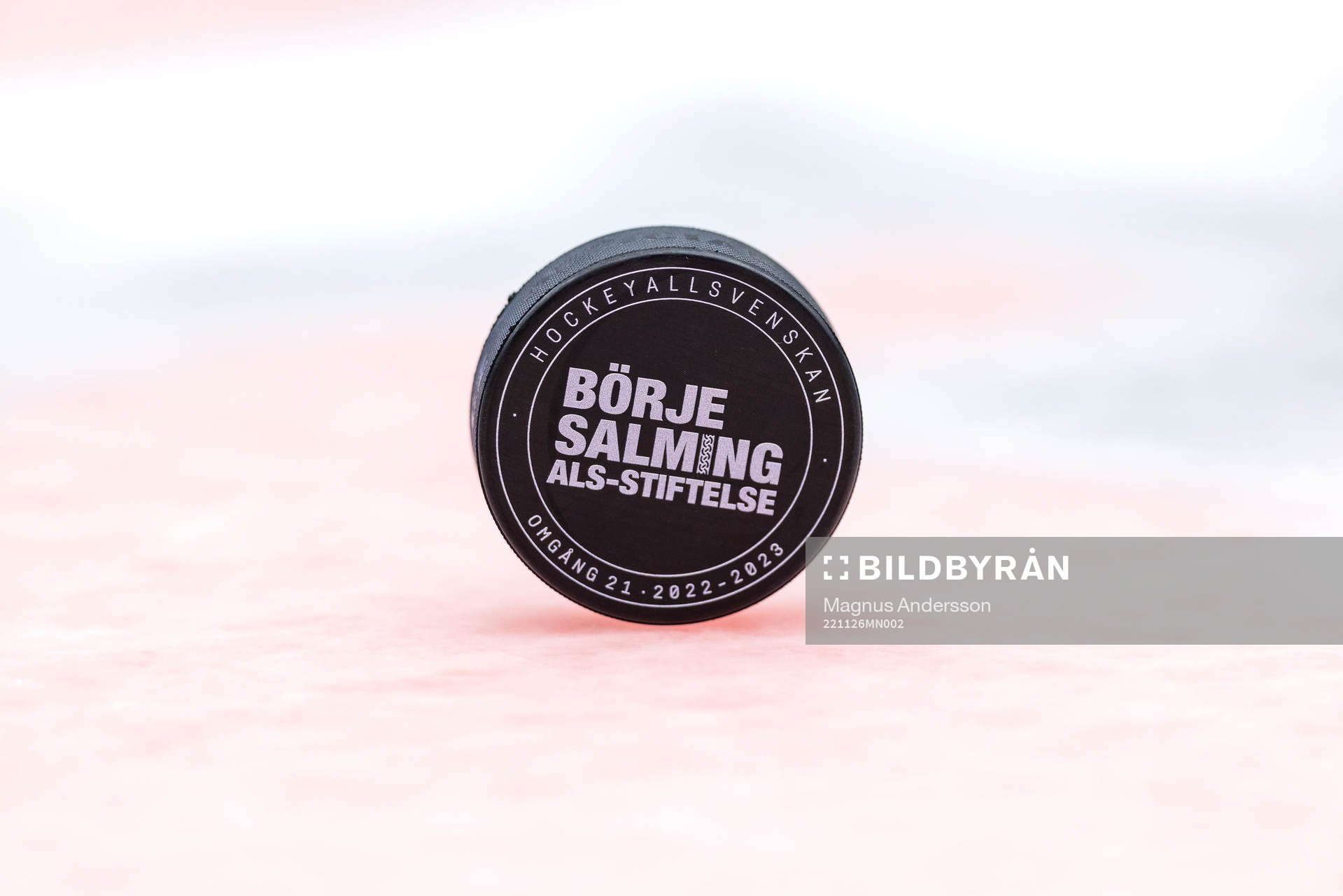Ishockeypuck med Börje Salming tryck