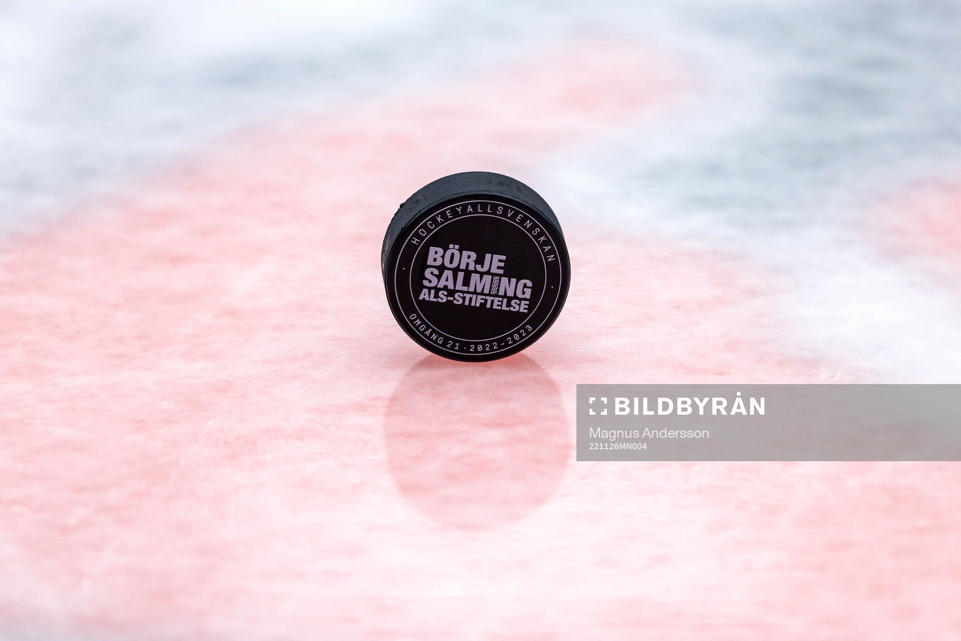 Ishockeypuck med Börje Salming tryck