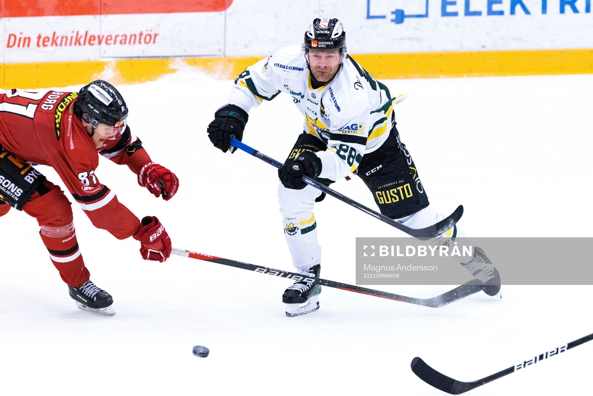 Vita Hästens Eric Borg och Östersunds Sebastian Fakt