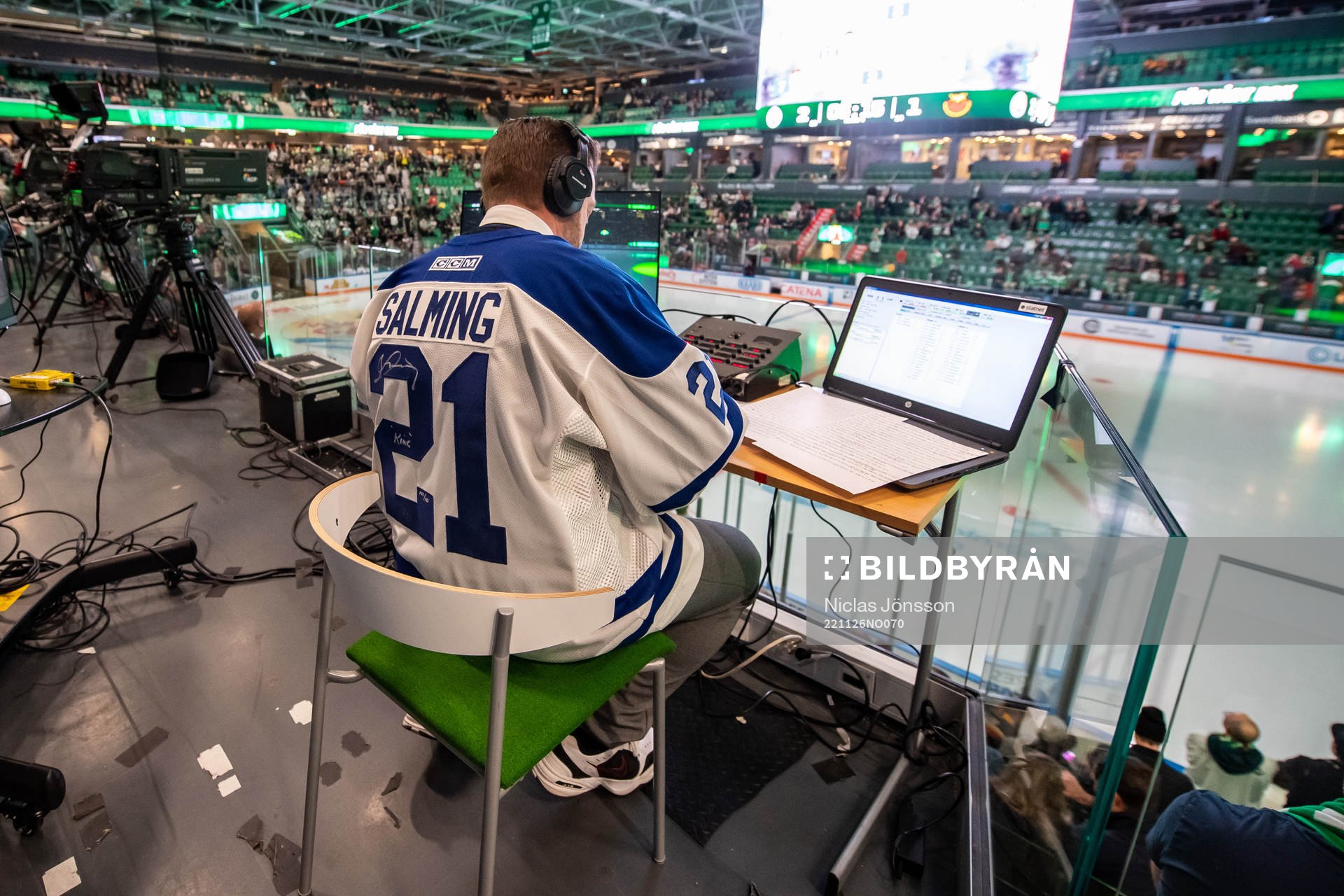 Cmores kommentator Jörgen Larsson med en Toronto Maple