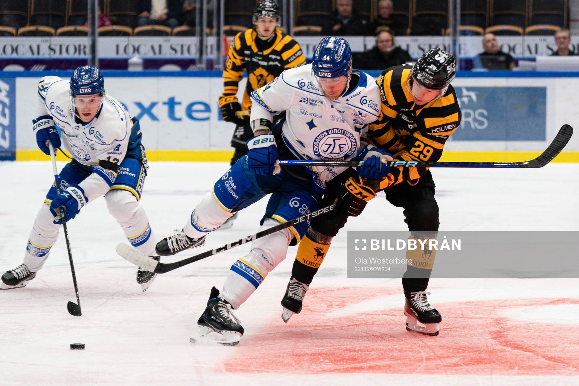 Leksands Kalle Östman och Carter Ashton i en kamp mot