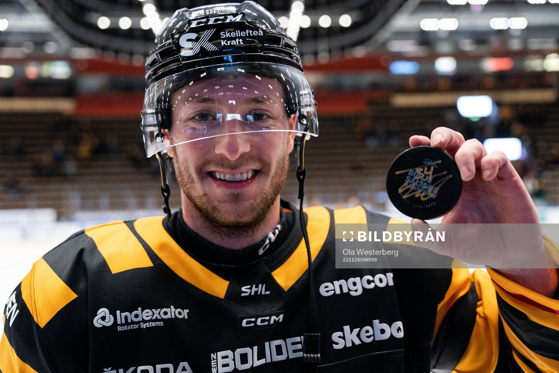Skellefteås Tom Kühnhackl med en signerad matchpuck