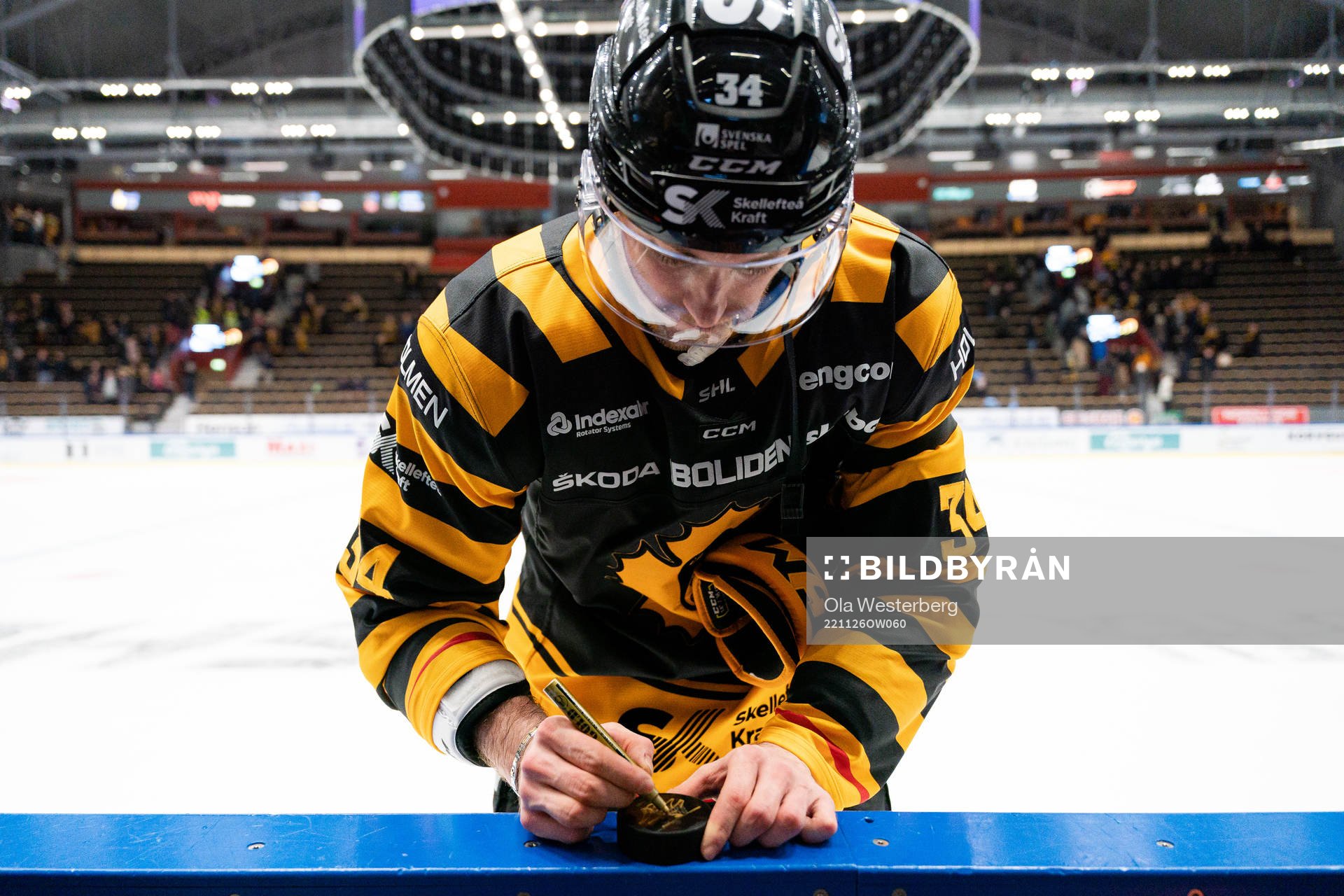 Skellefteås Tom Kühnhackl signerar en matchpuck