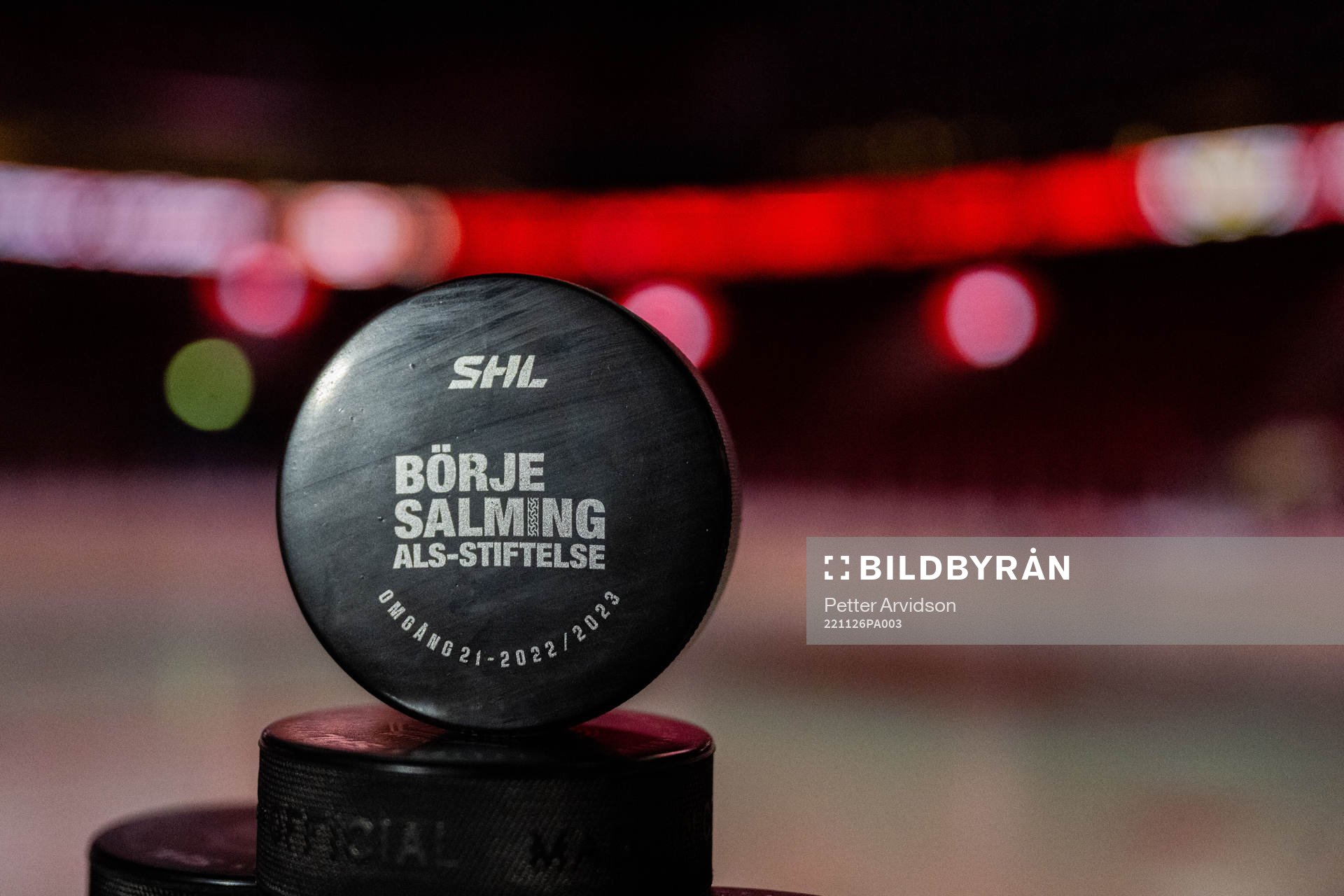 En specialpuck för Börje Salming ALS-Stiftelse