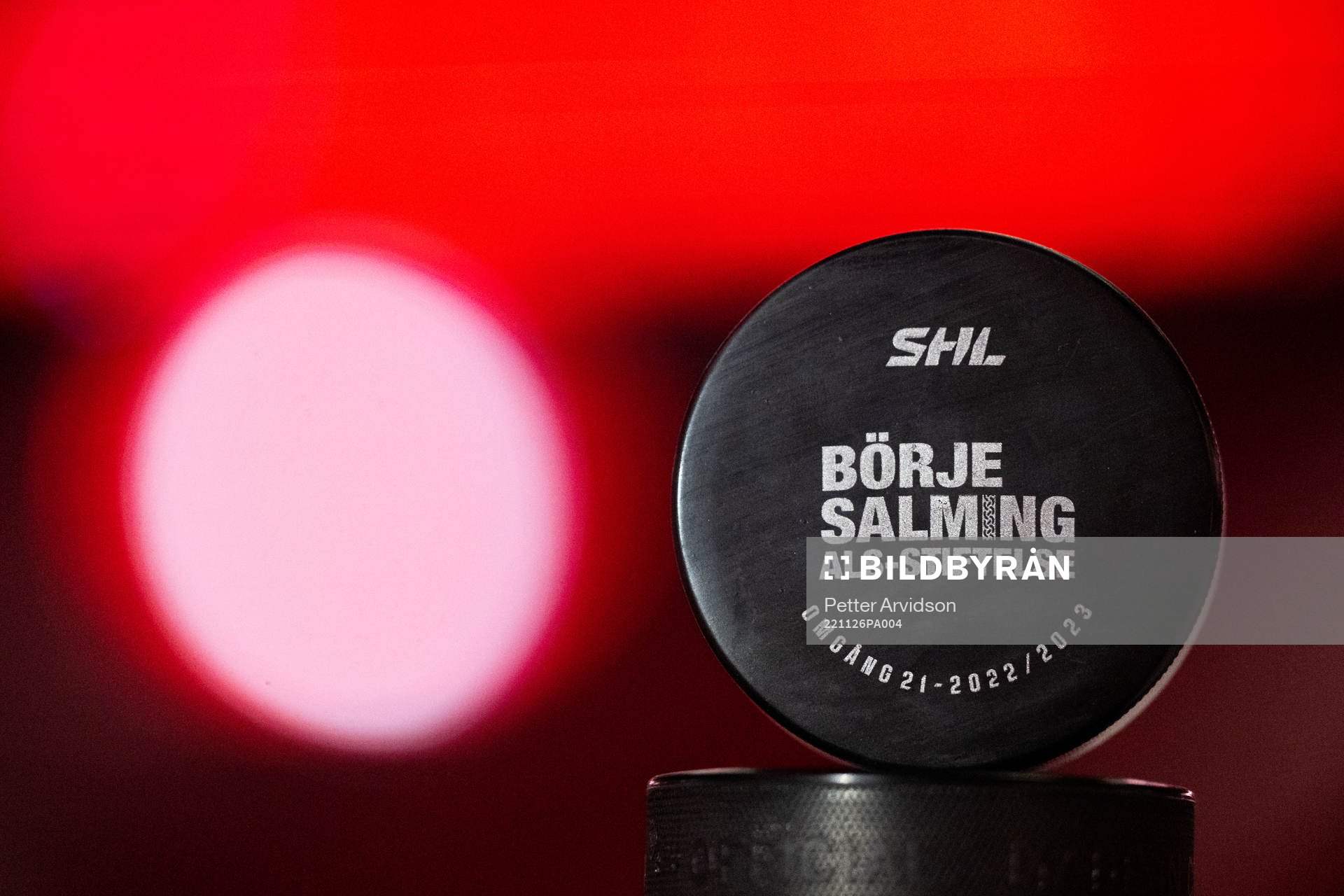 En specialpuck för Börje Salming ALS-Stiftelse