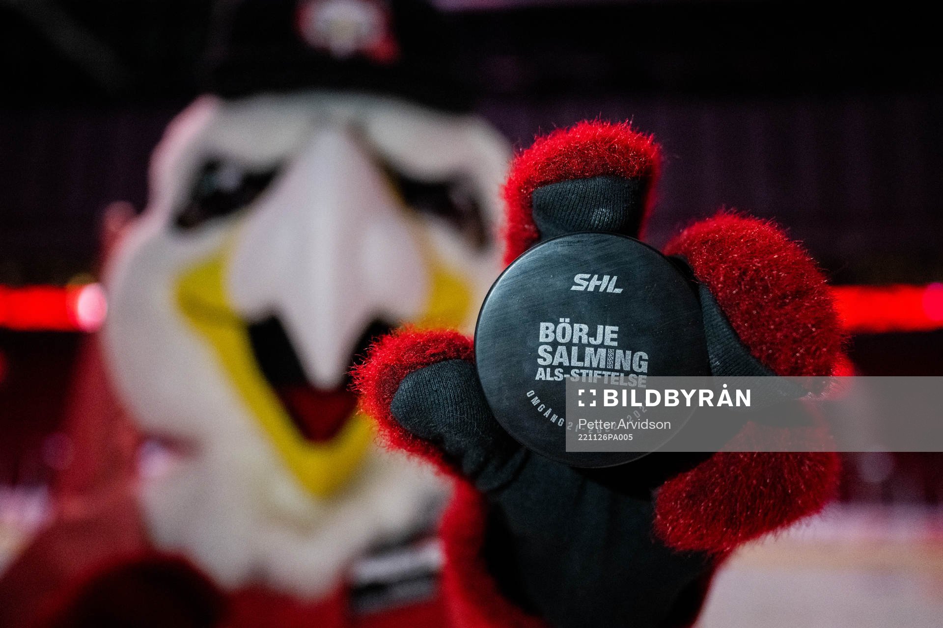 Malmö Redhawks maskot Hawkan håller fram en specialpuck
