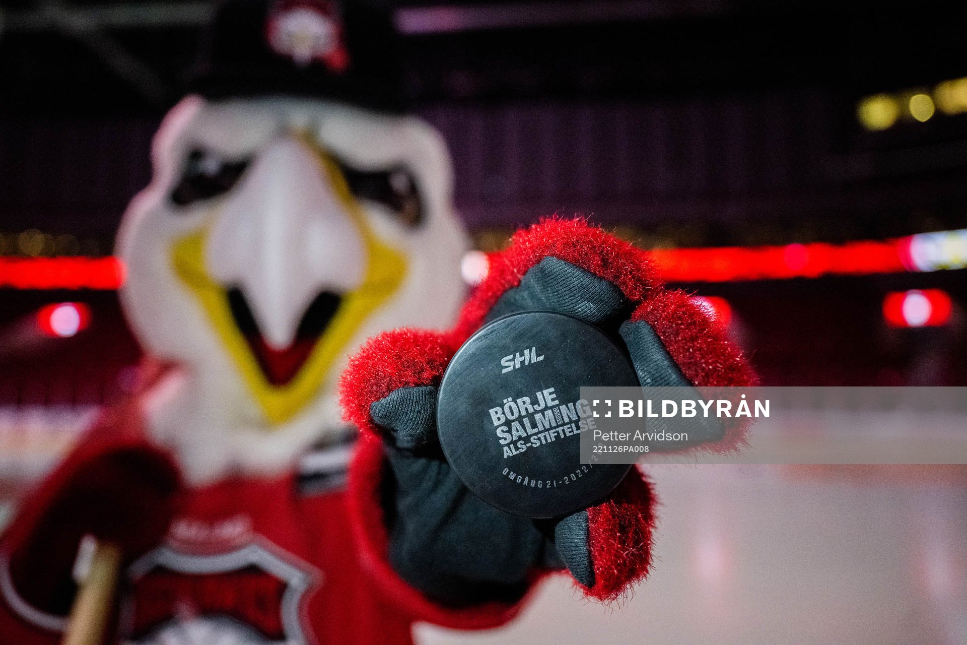 Malmö Redhawks maskot Hawkan håller fram en specialpuck