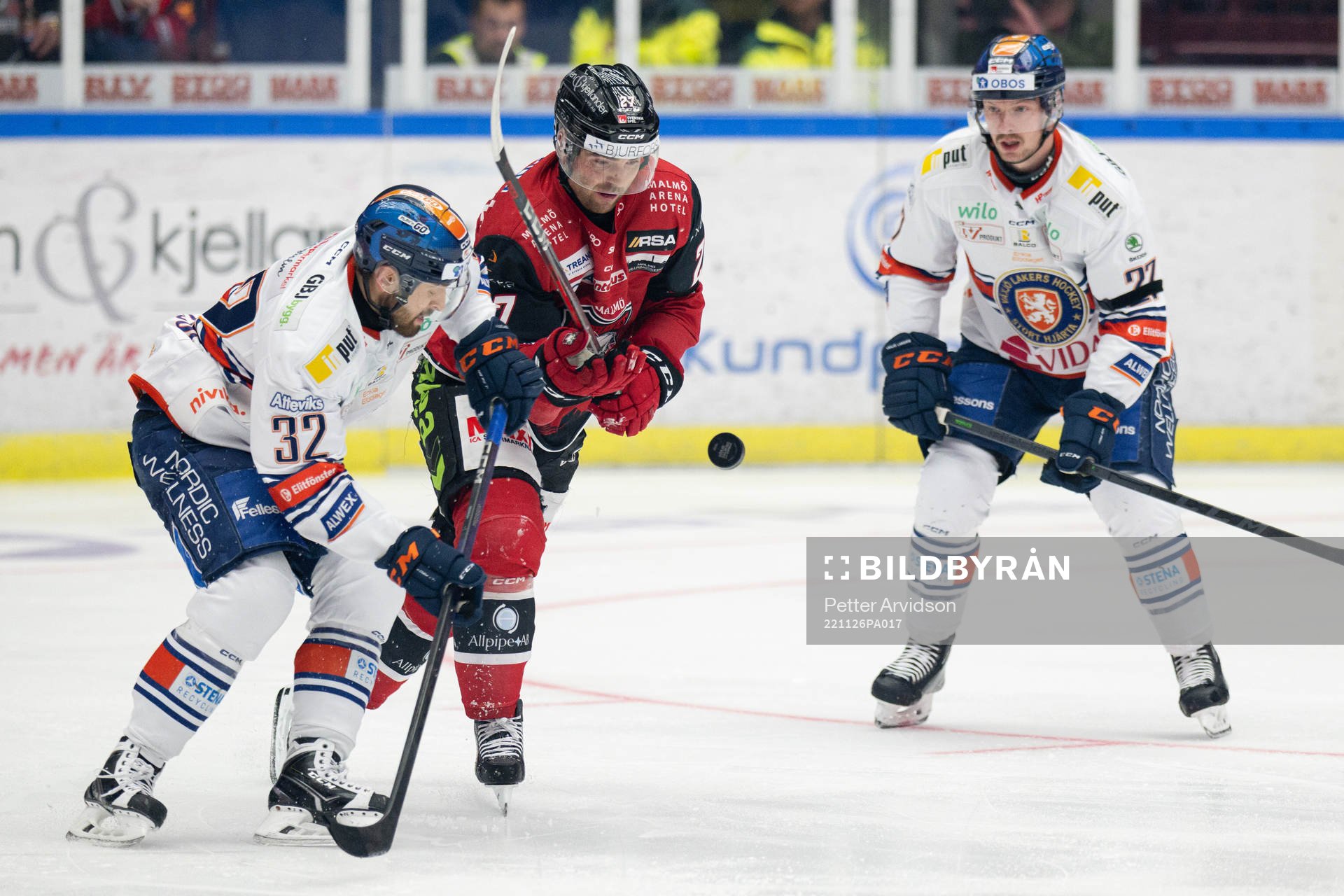 Malmö Redhawks Ponthus Westerholm i en kamp mot Växjös