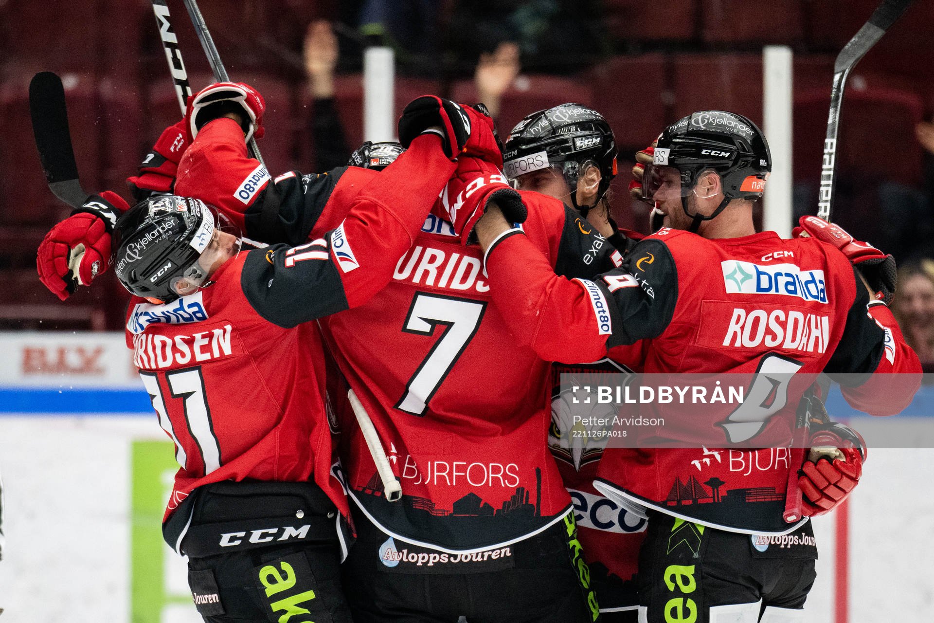 Malmö Redhawks Oliver Lauridsen jublar med lagkamrater