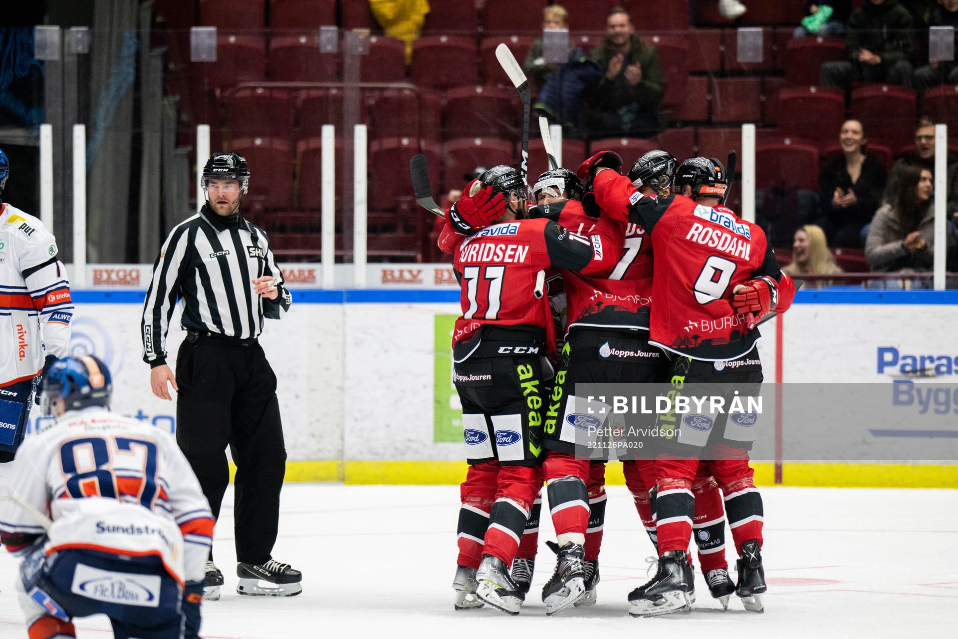 Malmö Redhawks Oliver Lauridsen jublar med lagkamrater