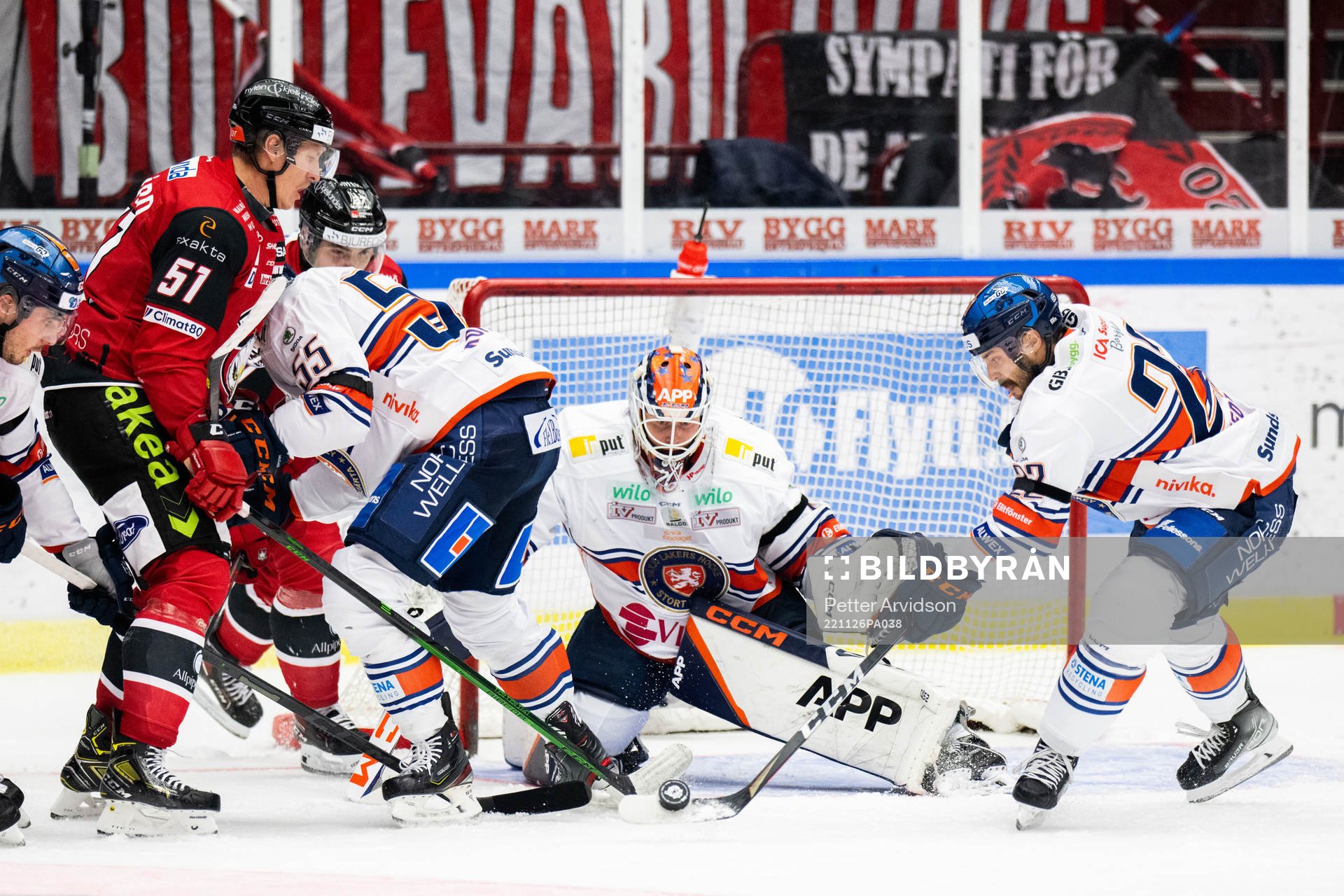 Malmö Redhawks Emil Sylvegård oroar mot Växjös målvakt