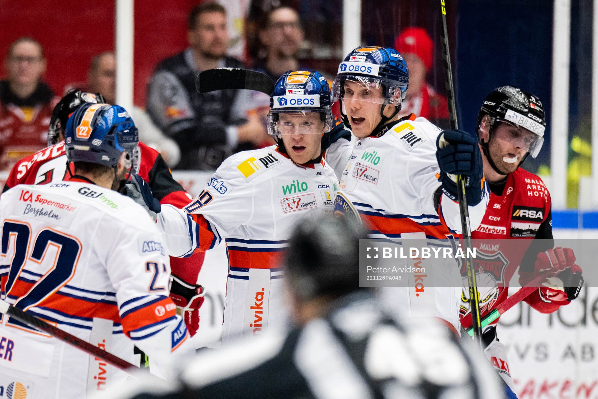 Växjös Hugo Gustafsson jublar ihop med Miika Koivisto